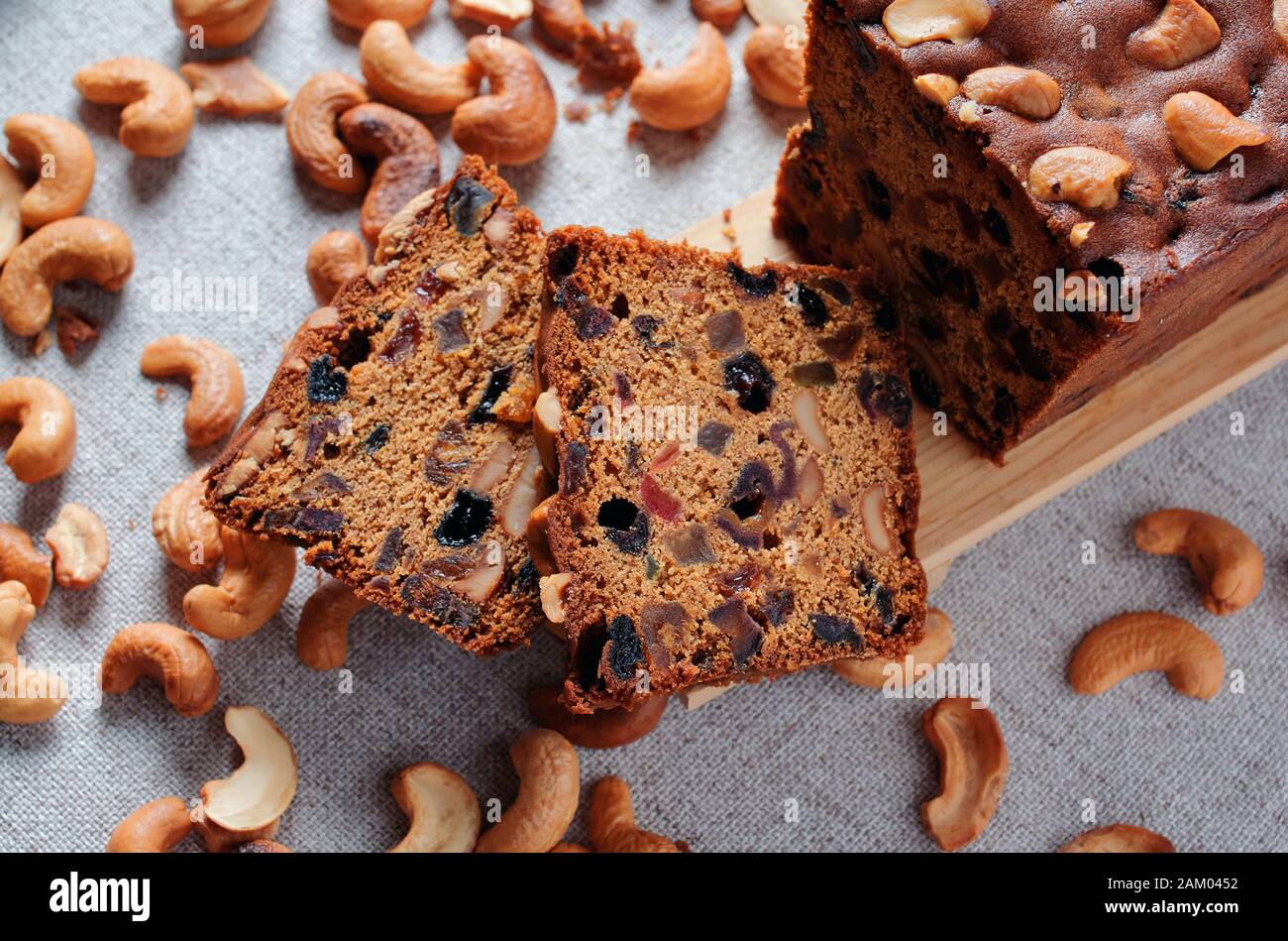 In Scheiben geschnittener Obstkuchen mit Cashewnüssen Stockfoto