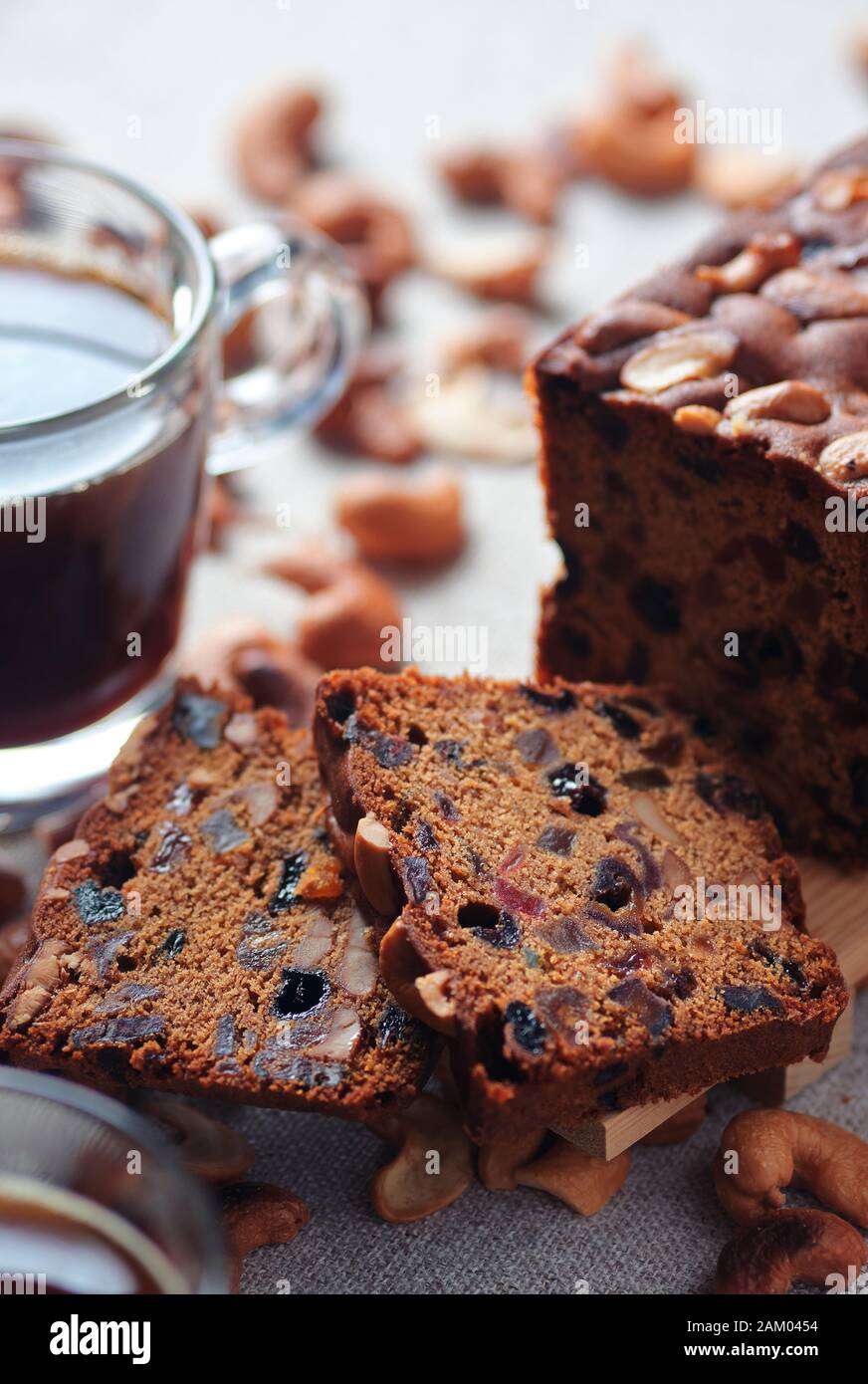 Geschnittener Obstkuchen mit einer Tasse Kaffee Stockfoto