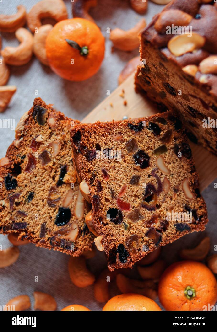 In Scheiben geschnittener Obstkuchen mit Cashewnüssen und Orangen Stockfoto