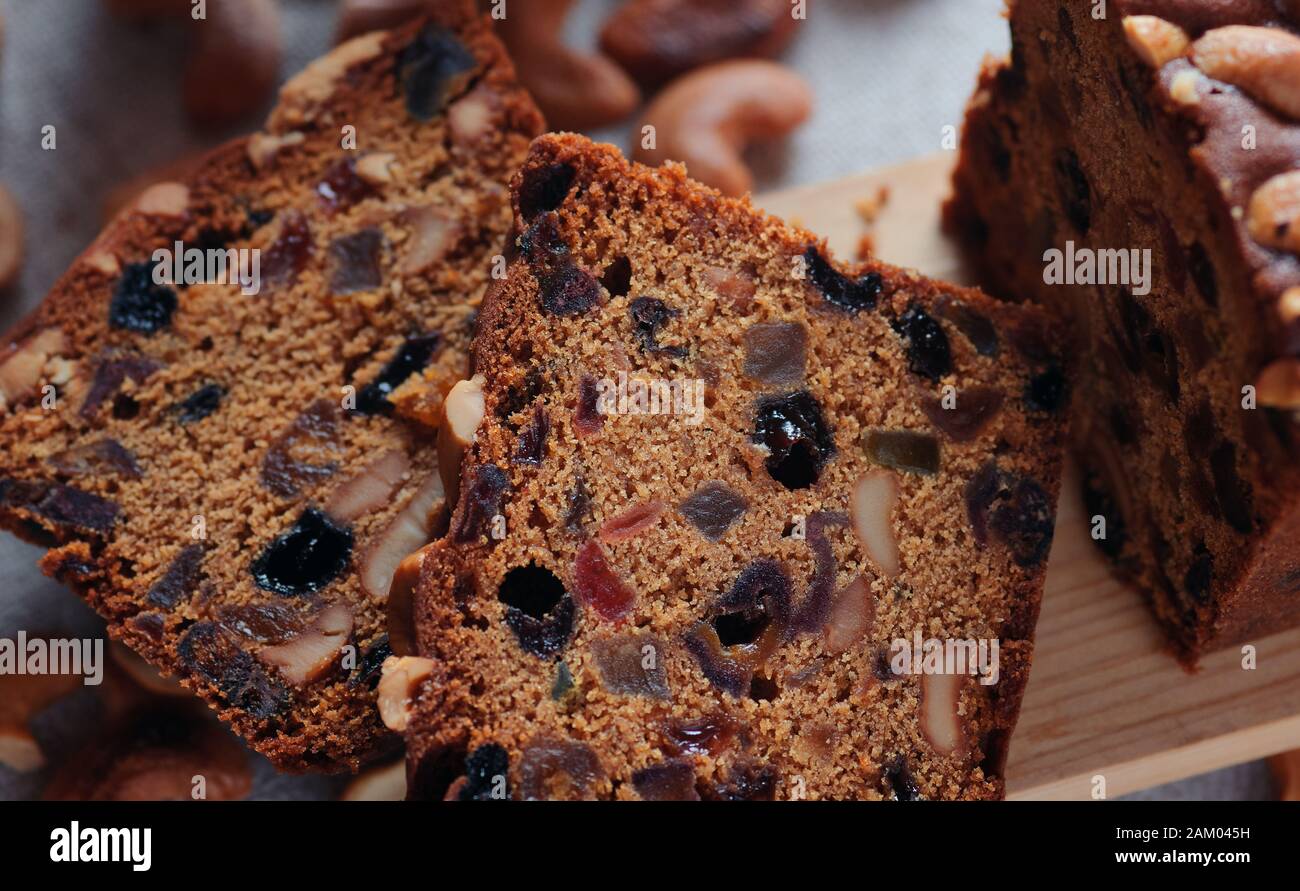 In Scheiben geschnittener Obstkuchen mit Cashewnüssen Stockfoto