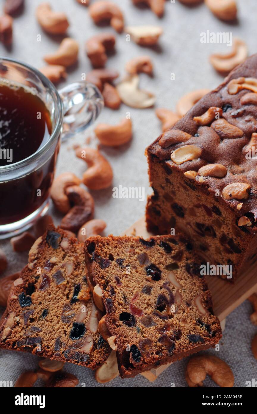 Geschnittener Obstkuchen mit einer Tasse Kaffee Stockfoto