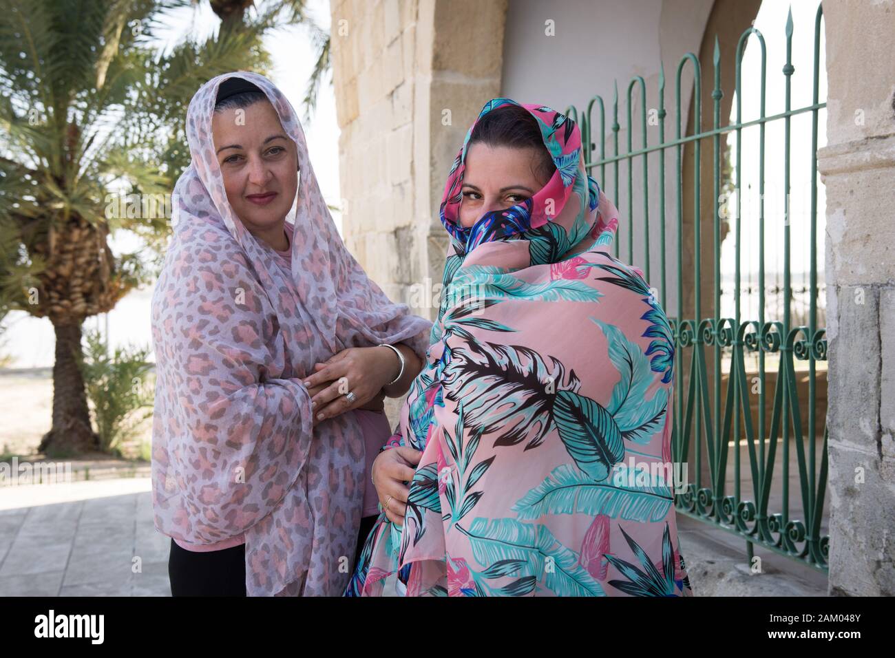 Zwei kaukasischen Frauen mit ihren Köpfen, die in den Hof an der Moschee abgedeckt Stockfoto