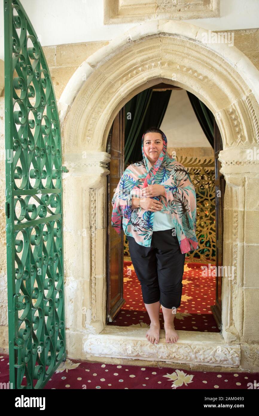 Weiße kaukasier Frau mit Kopf für das Gebet in den Moscheen abgedeckt Stockfoto