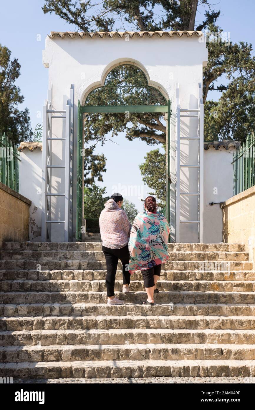 Kaukasische Frauen auf den Stufen am Eingang der Moschee Stockfoto