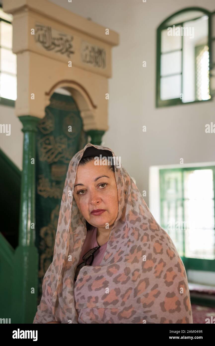 Weiße kaukasier Frau mit Kopf in muslimische Moschee abgedeckt Stockfoto