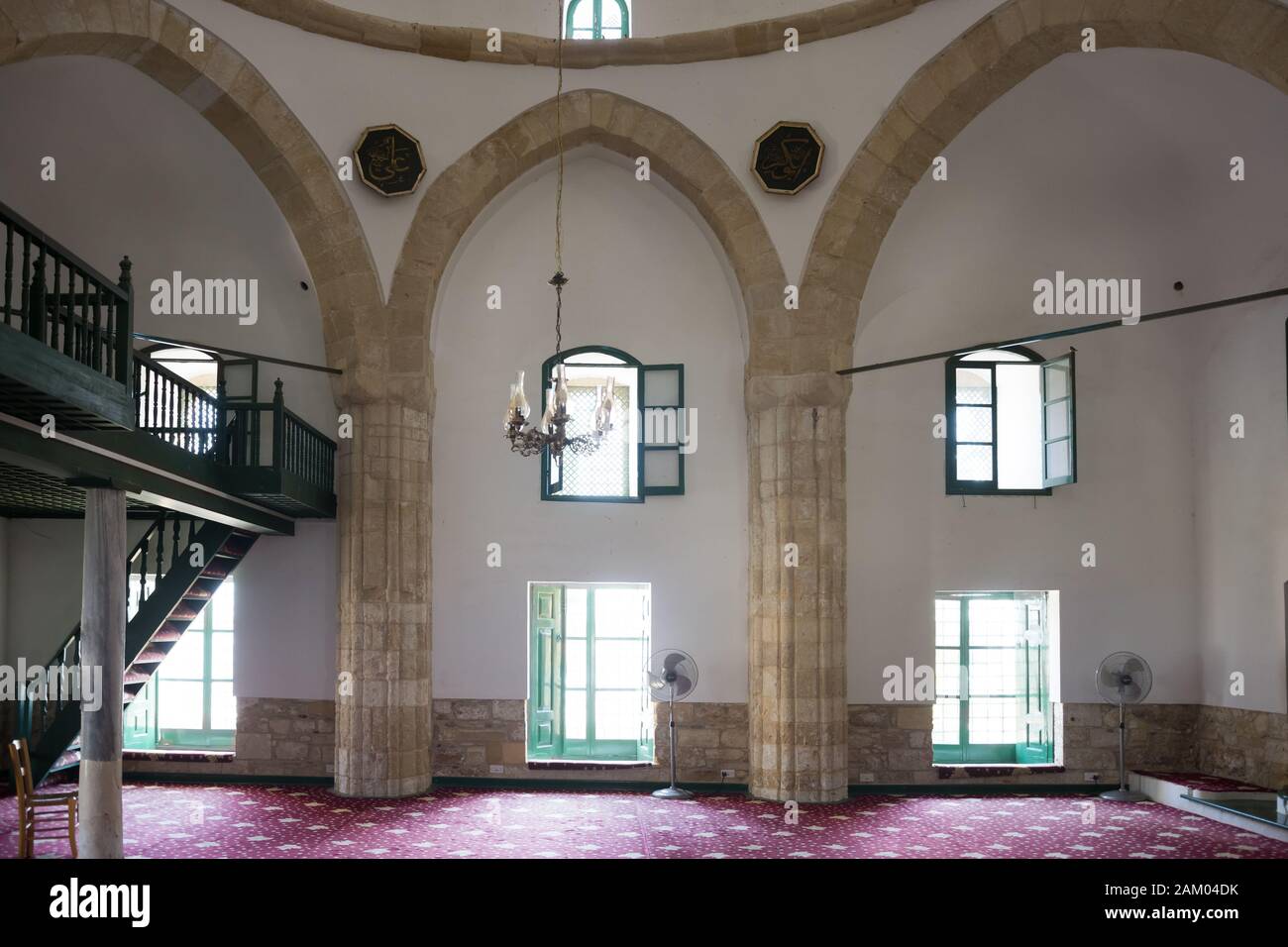 Muslimische Moschee Innenraum, ruhigen Ort des Gebets Stockfoto