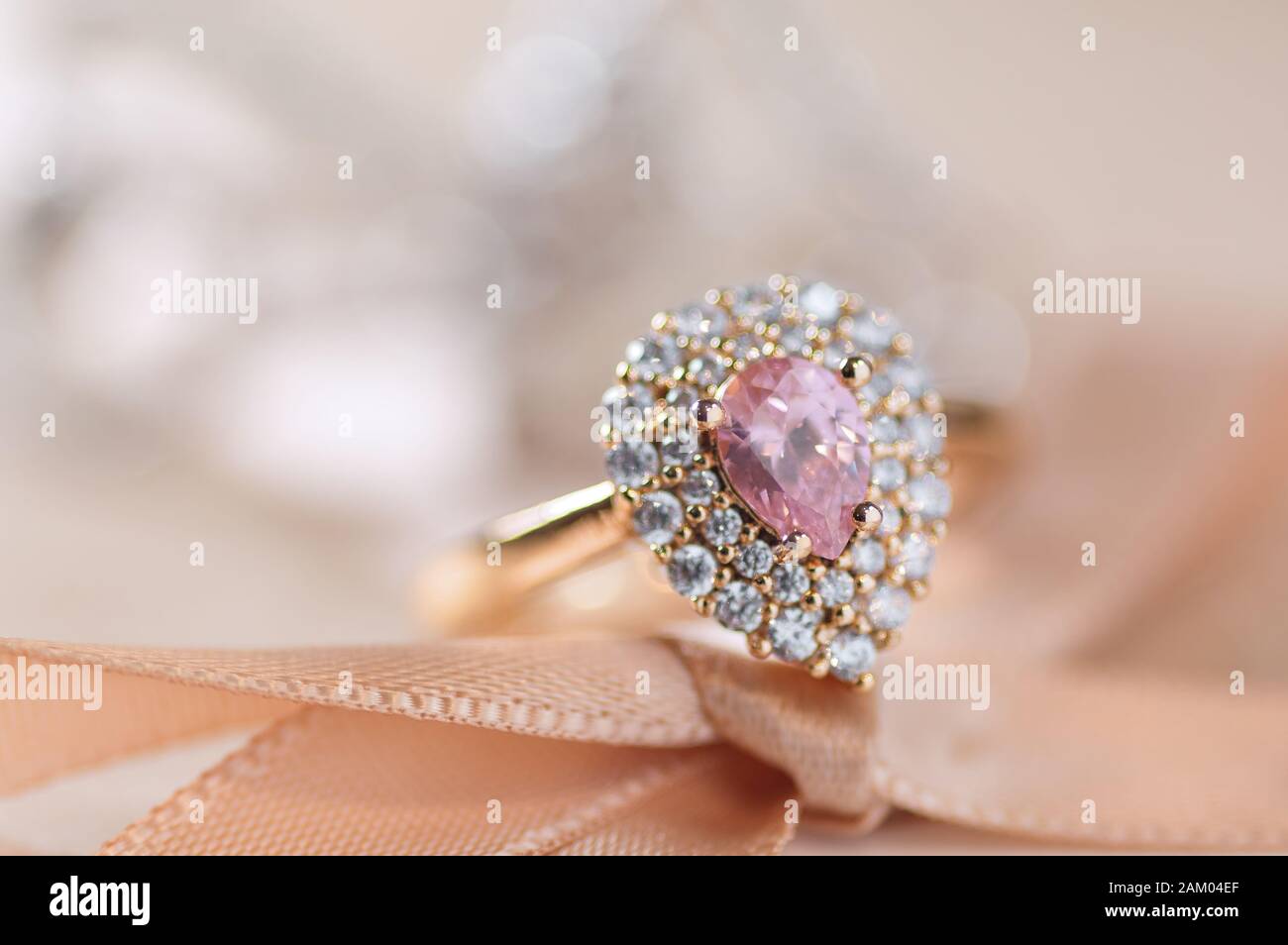 Der rosa Diamantring für die Hochzeit Stockfoto