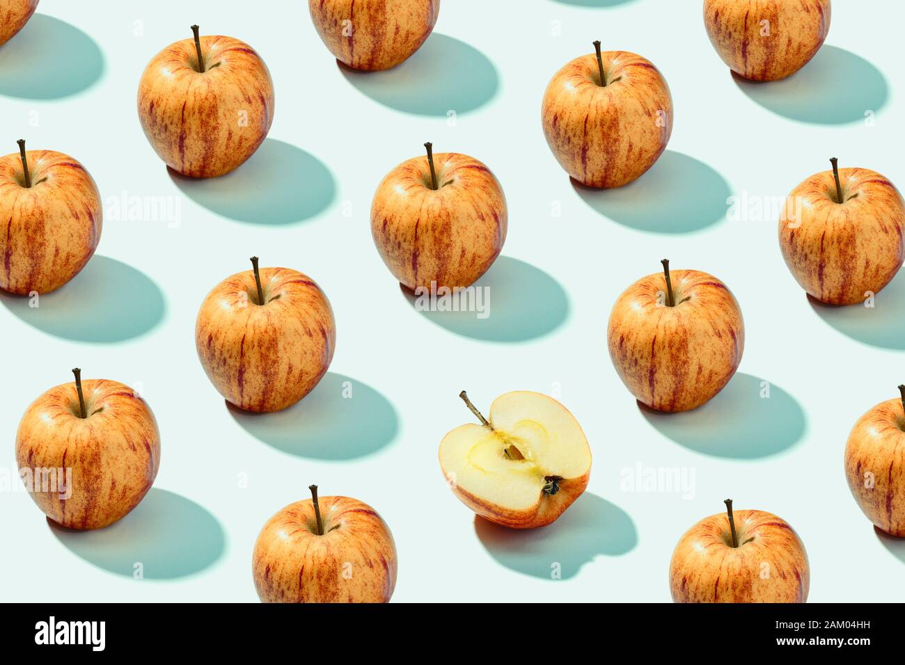 Muster Hintergrund der rote Äpfel auf der cyanfarbenen Hintergrund. Lebendige bunte Muster Stockfoto
