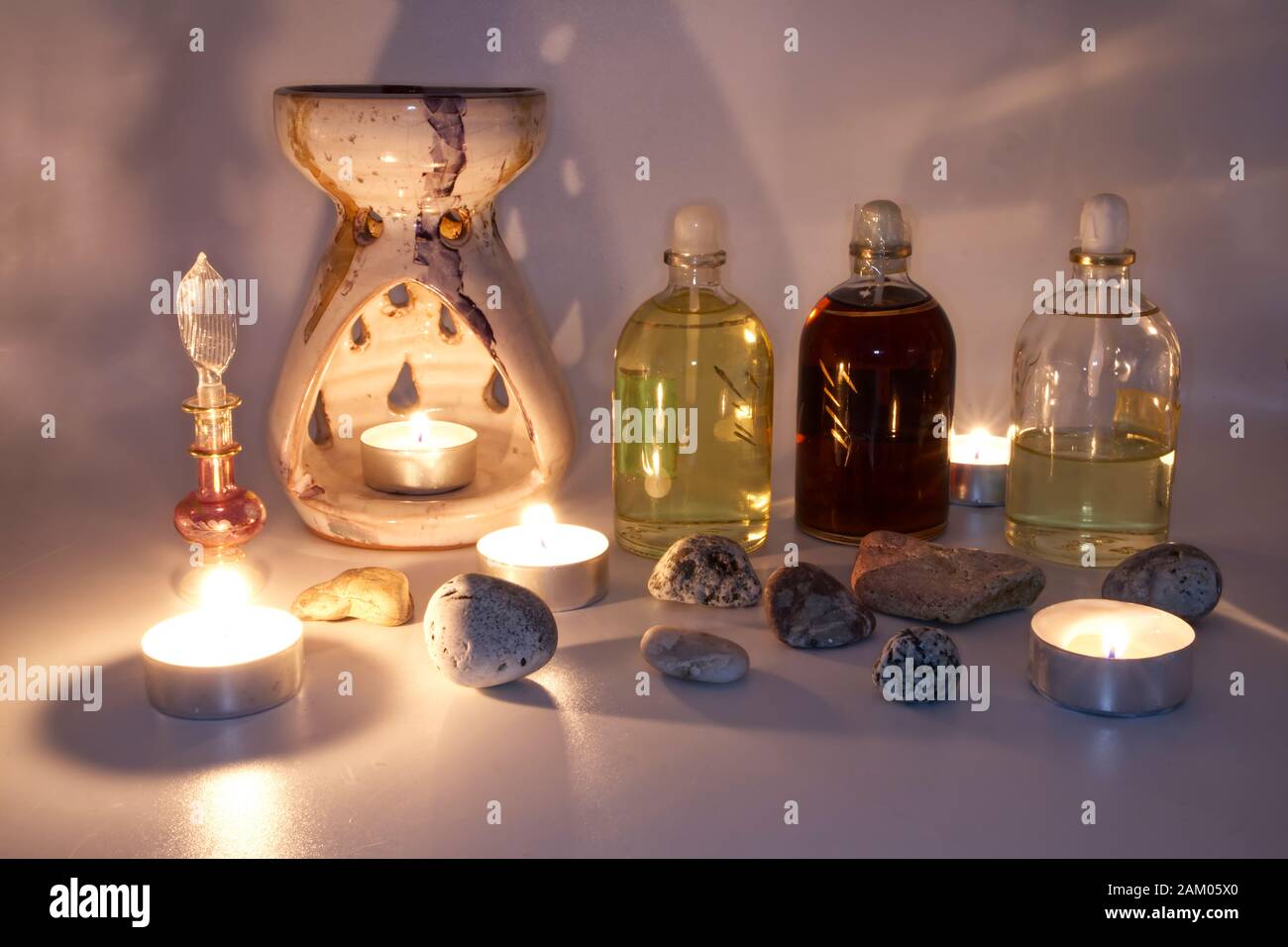 Spa mit Kerzen zum Stillleben. Warme Atmosphäre. Entspannung und Aromatherapie. Stockfoto