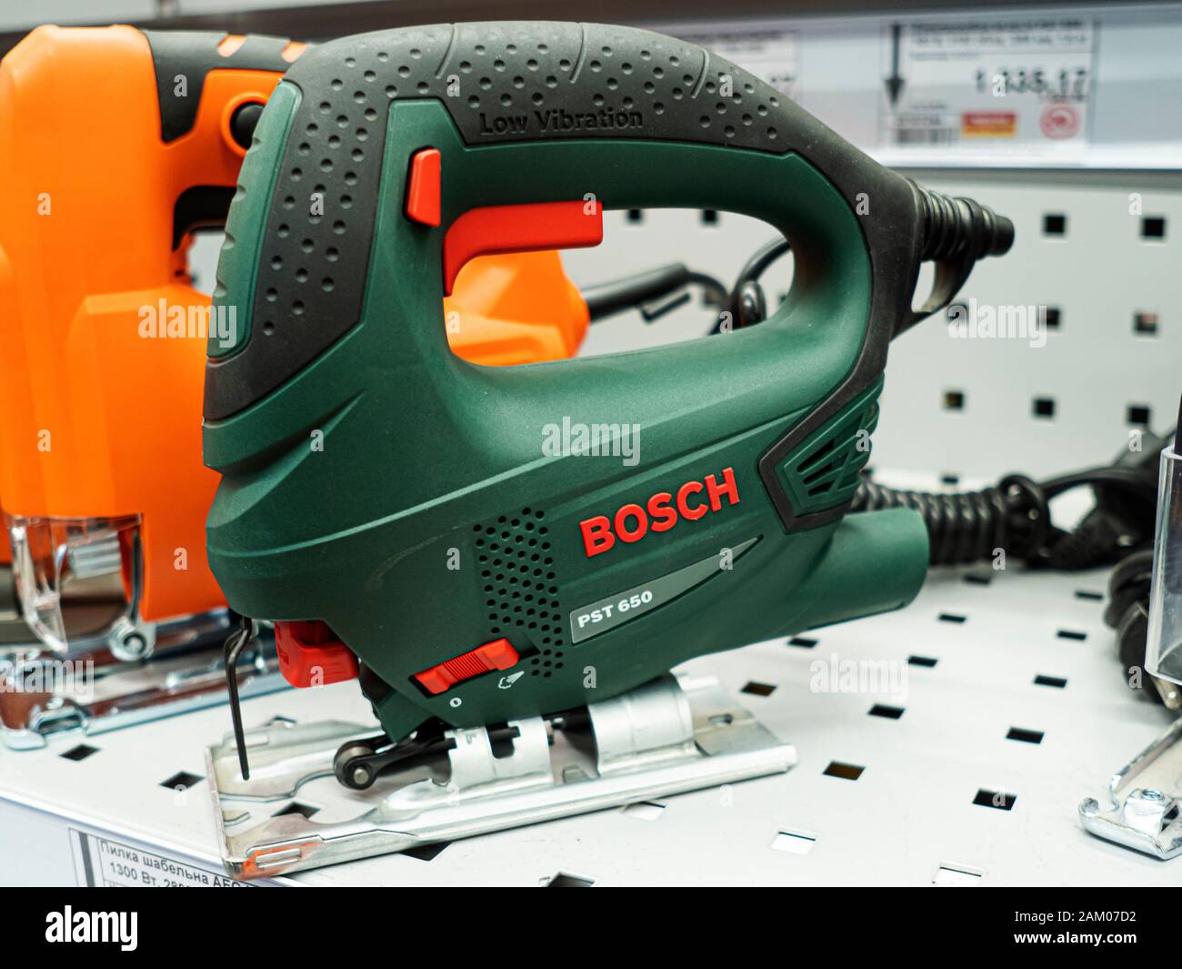 Bosch elektrische Laubsäge auf einem Regal in einem Geschäft  Stockfotografie - Alamy