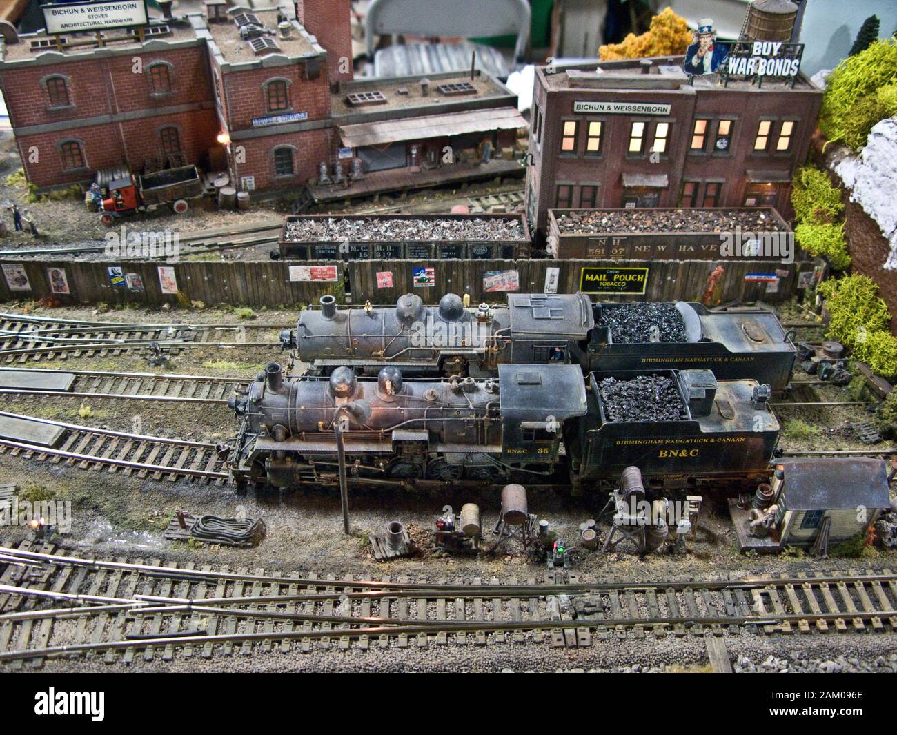 HO Dampfmaschinen auf einem fachmännisch detaillierte Model Train Layouts Stockfoto