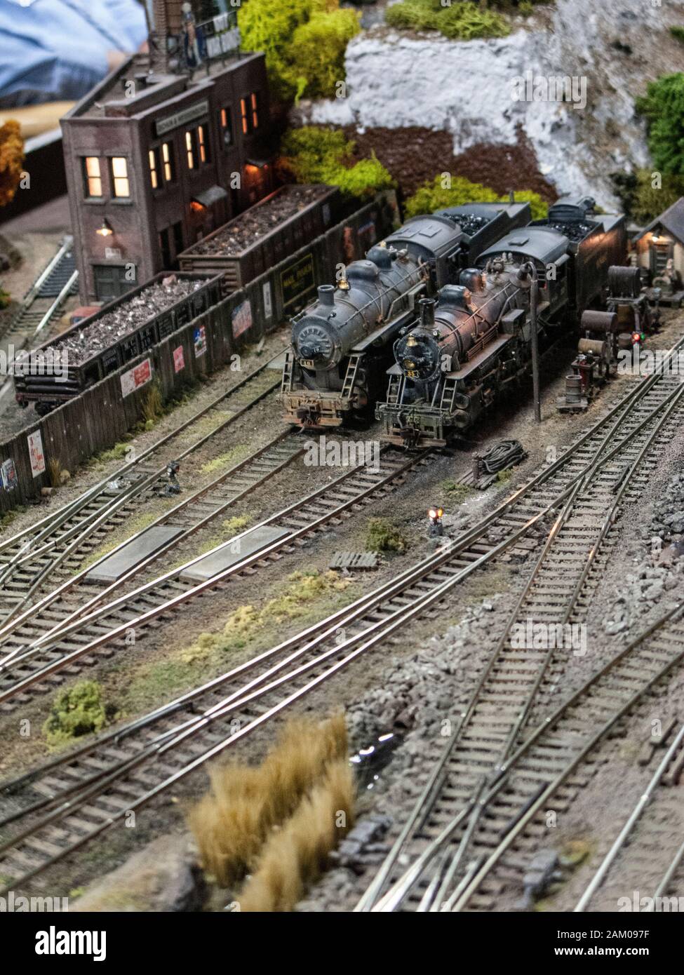 HO Dampfmaschinen auf einem fachmännisch detaillierte Model Train Layouts Stockfoto