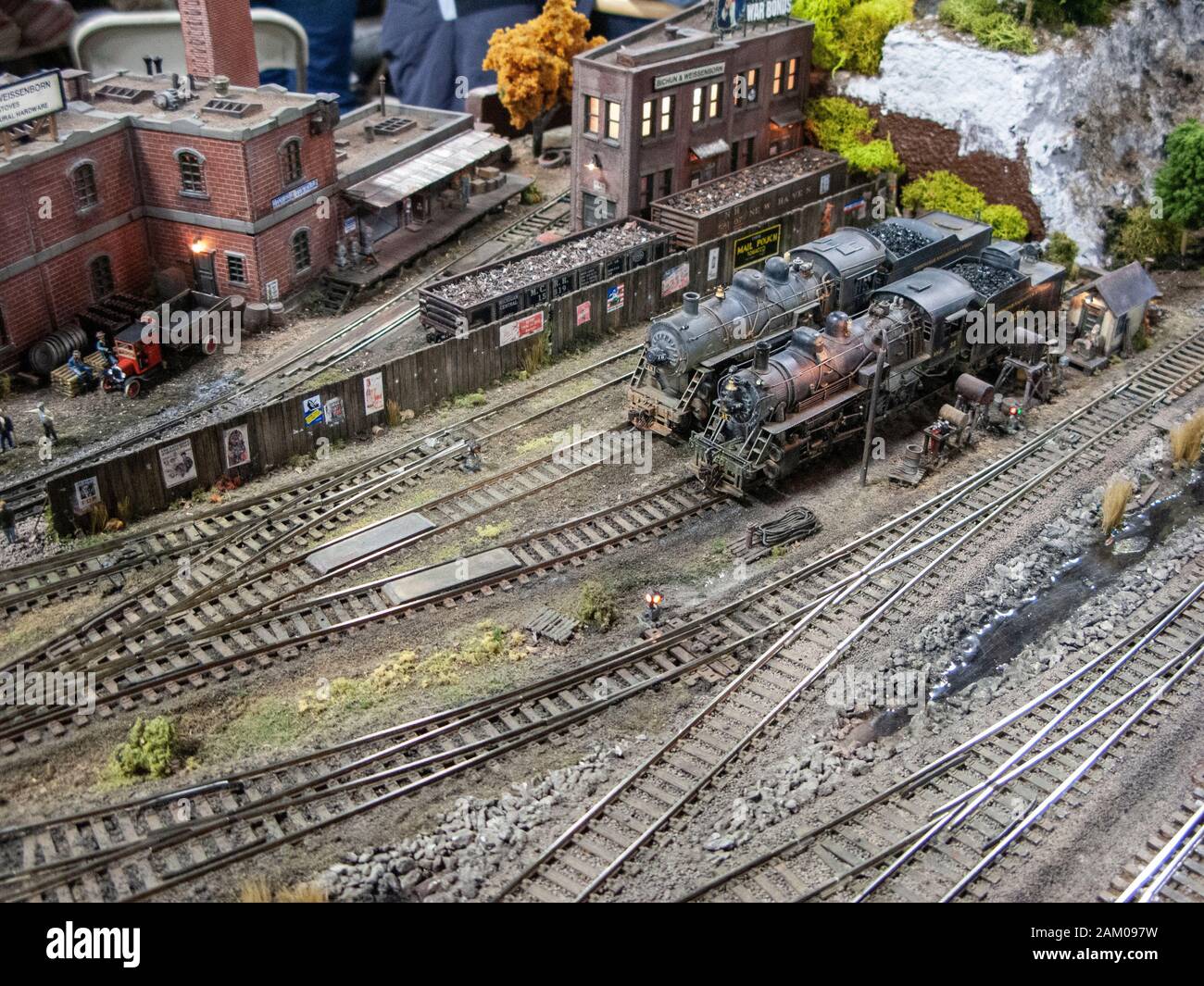 HO Dampfmaschinen auf einem fachmännisch detaillierte Model Train Layouts Stockfoto