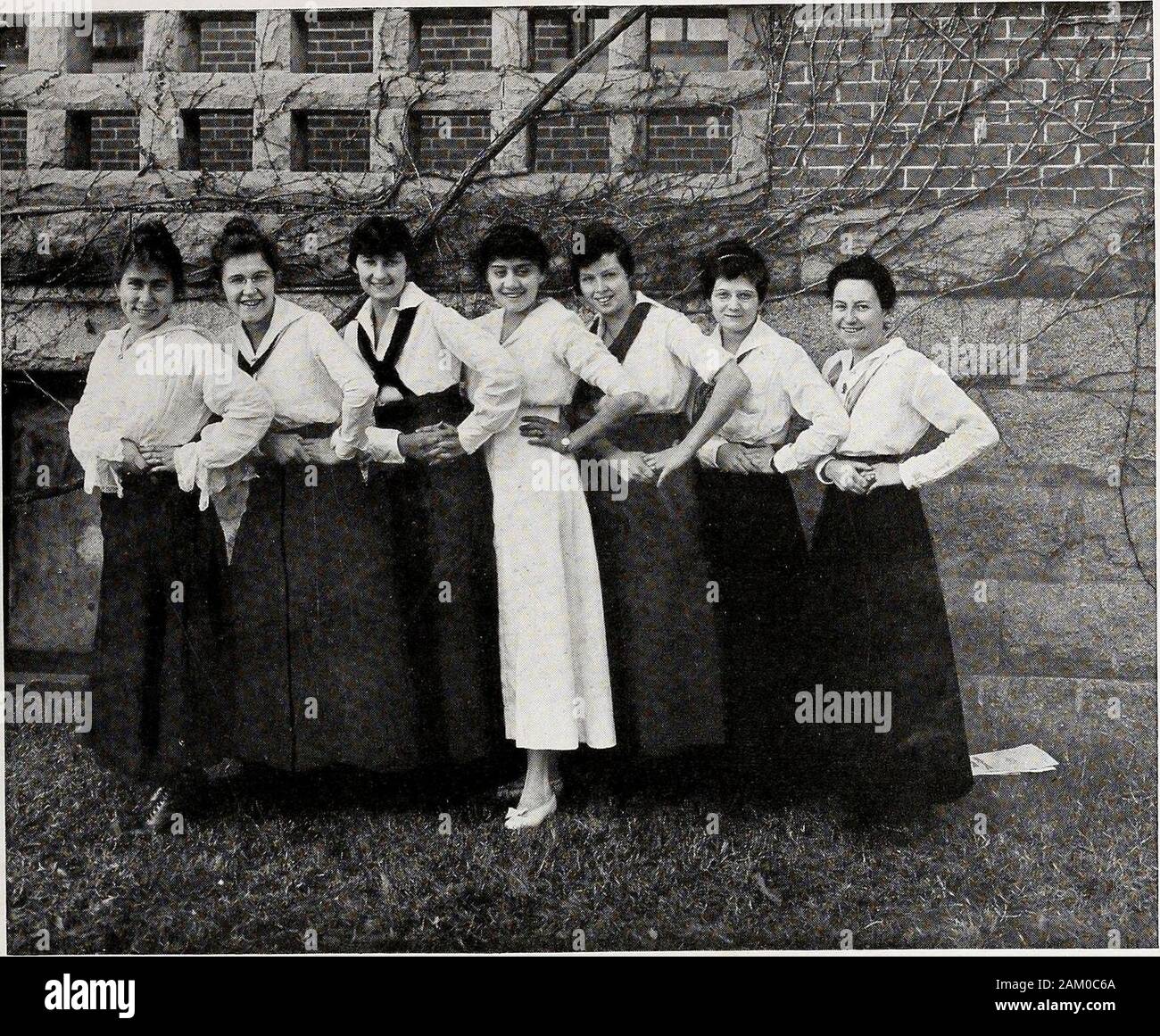 Tatler. Dreizehn - siebzehn Clubamtsträger REBECCA COLEMAN Präsident GLADYS JACKSON Vizepräsident MISS BOGGSGrandmother CRITTERS GLADYS JACKSON Miss South EUGENIA ROPER Miss Mellichamp KATIE GUNTER Miss Latin Jones CLARA SMITH Miss Evans FLORINE SIMPSON Dr. Boyd CHARLOTTE ETHEREDGE Dr. Kinard EDMONIA BLAKENEY Miss Inseln DELANO WILSON Dr. Hodge HATTIE KLUGE Dr. Wuist MARGARET WALMSLEY Miss Plimpton REBECCA COLEMAN Miss Coleman MAIDA WATKINS Miss Hall VIVIENNE TODD Herr Bauer NELLIE MULKEY Miss Hortense Rogers ROBERT CRAIG McINNESMascot Seite Zweihundert Ninety-Six Alrta dlub. Sybil MarshallChlotil Stockfoto