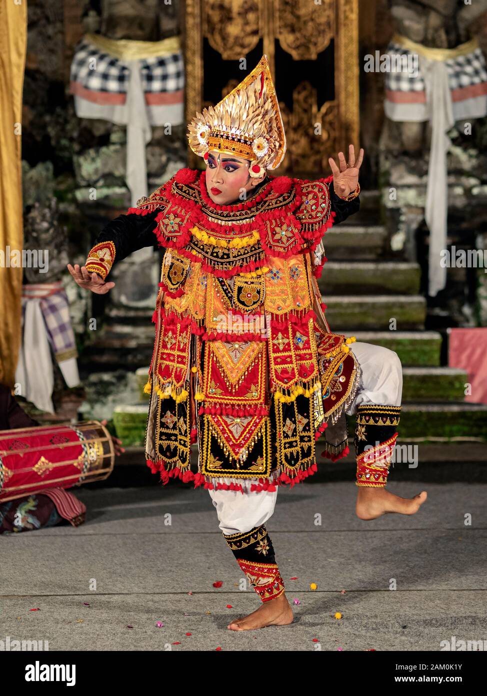 Junger balinesischer Mann, der den Baris Krieger-Tanz mit traditionellen Kostümen im Pura Saraswati Tempel in Ubud, Bali, Indonesien ausführt. Stockfoto