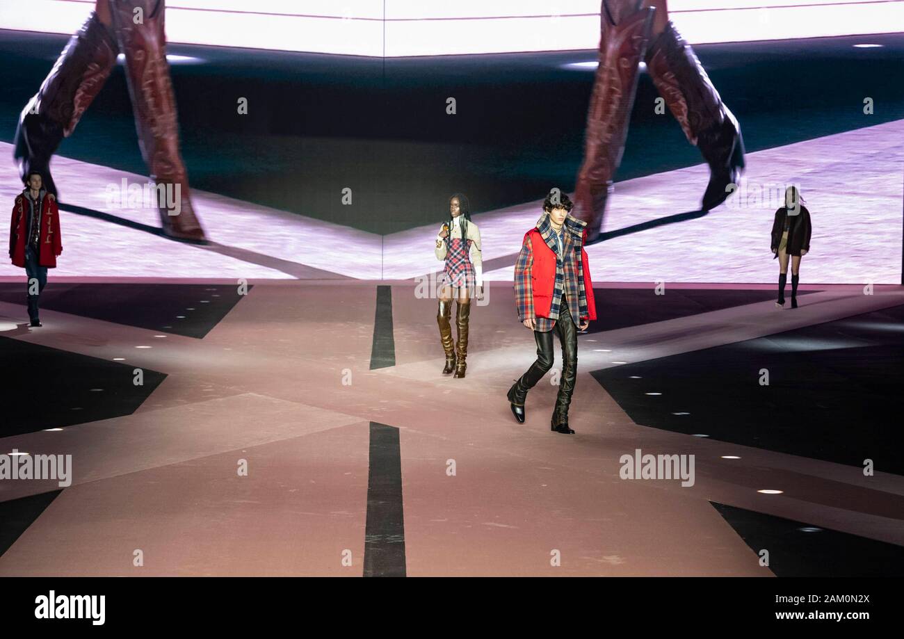 Mailand, Italien. 10 Jan, 2020. DSQUARED2 Herbst/Winter 2020/2021 Start- und Landebahn in Mailand auf der Modewoche Männer" Januar 2020 - Mailand, Italien 10/01/2020 | Verwendung der weltweiten Kredit: dpa/Alamy leben Nachrichten Stockfoto