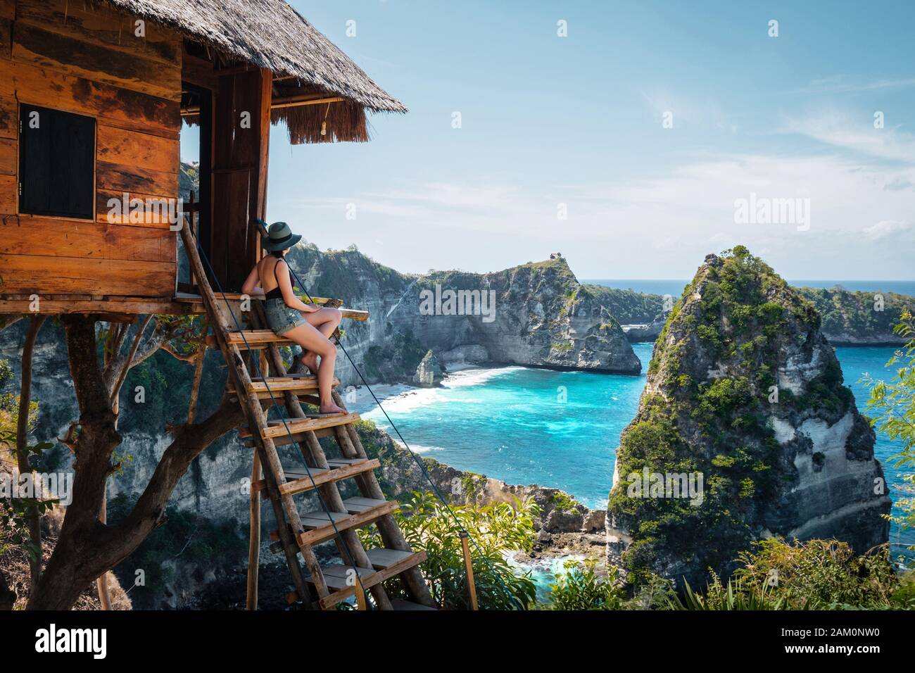 Bali, Indonesien, Reisender im Baumhaus am Diamond Beach auf der Insel Nusa Penida. Stockfoto