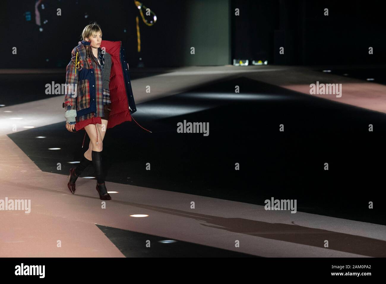 Mailand, Italien. 10 Jan, 2020. DSQUARED2 Herbst/Winter 2020/2021 Start- und Landebahn in Mailand auf der Modewoche Männer" Januar 2020 - Mailand, Italien 10/01/2020 | Verwendung der weltweiten Kredit: dpa/Alamy leben Nachrichten Stockfoto