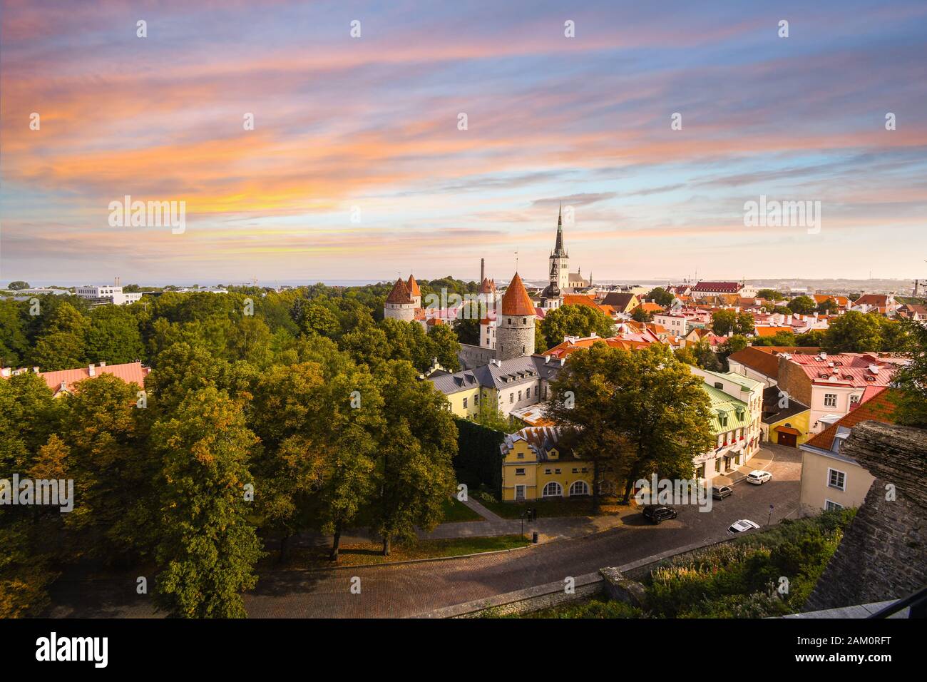 Ein farbenfroher Sonnenuntergang über der mittelalterlichen Altstadt von Tallinn Estland, von der Oberstadt Toompea Hill im europäischen Baltikum aus gesehen. Stockfoto