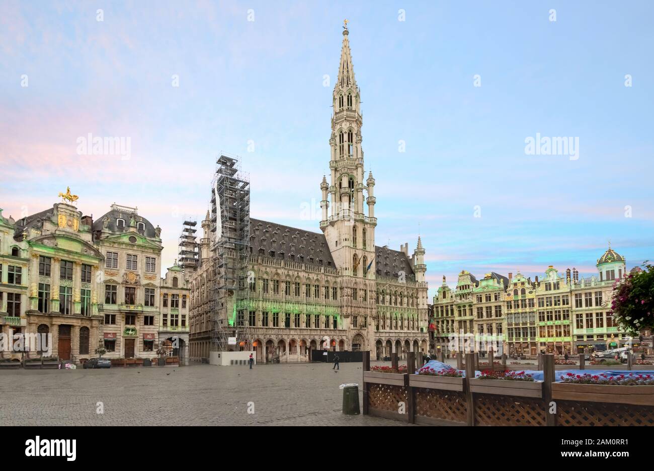 Der große Platz am Markt in der Altstadt von Brüssel, Belgien, ist am frühen Morgen geöffnet. Stockfoto
