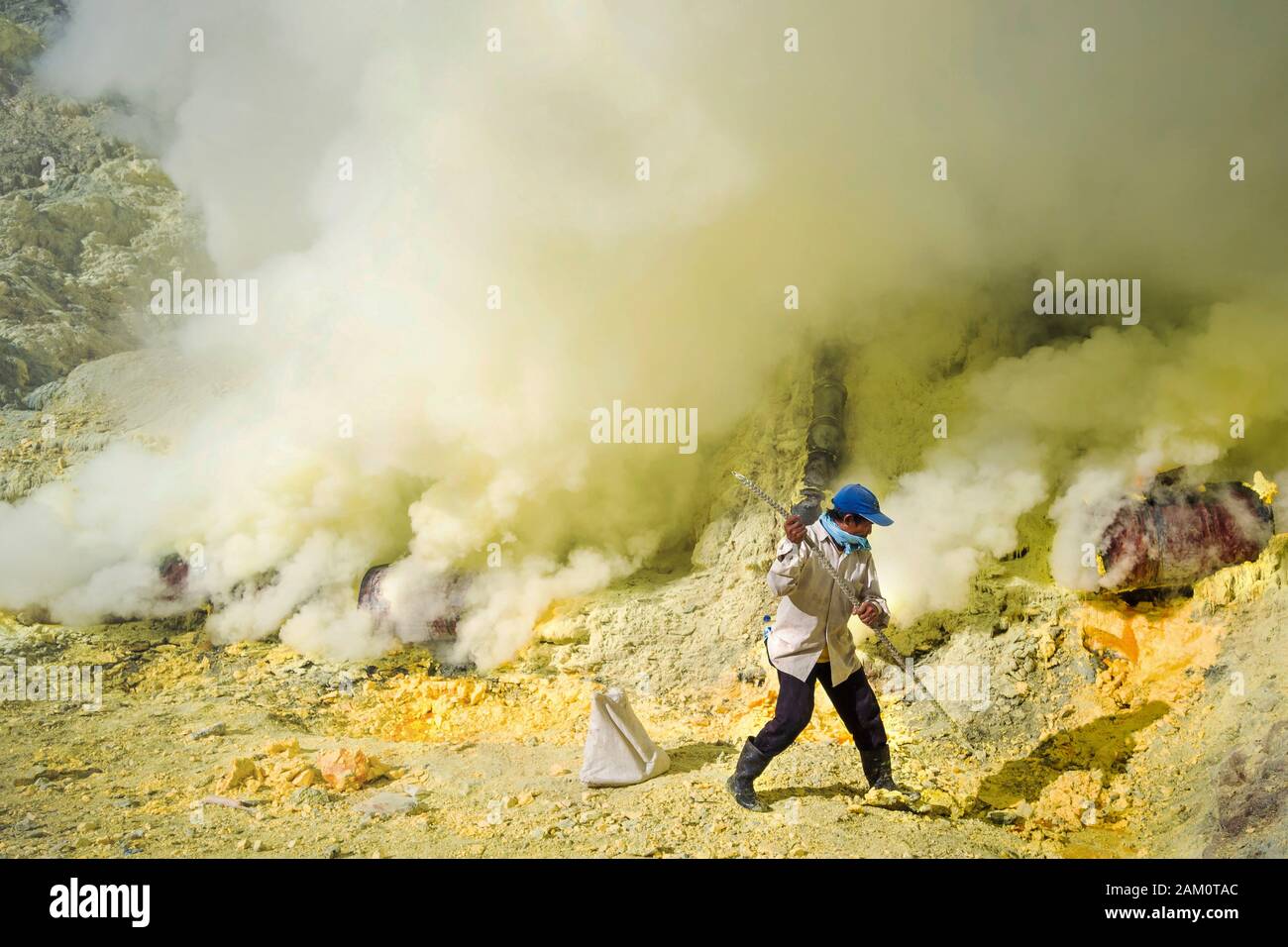 Schwefelminierer am Arbeitsplatz im Krater des Kawah Ijen Vulkans in Ostjava, Indonesien. Stockfoto