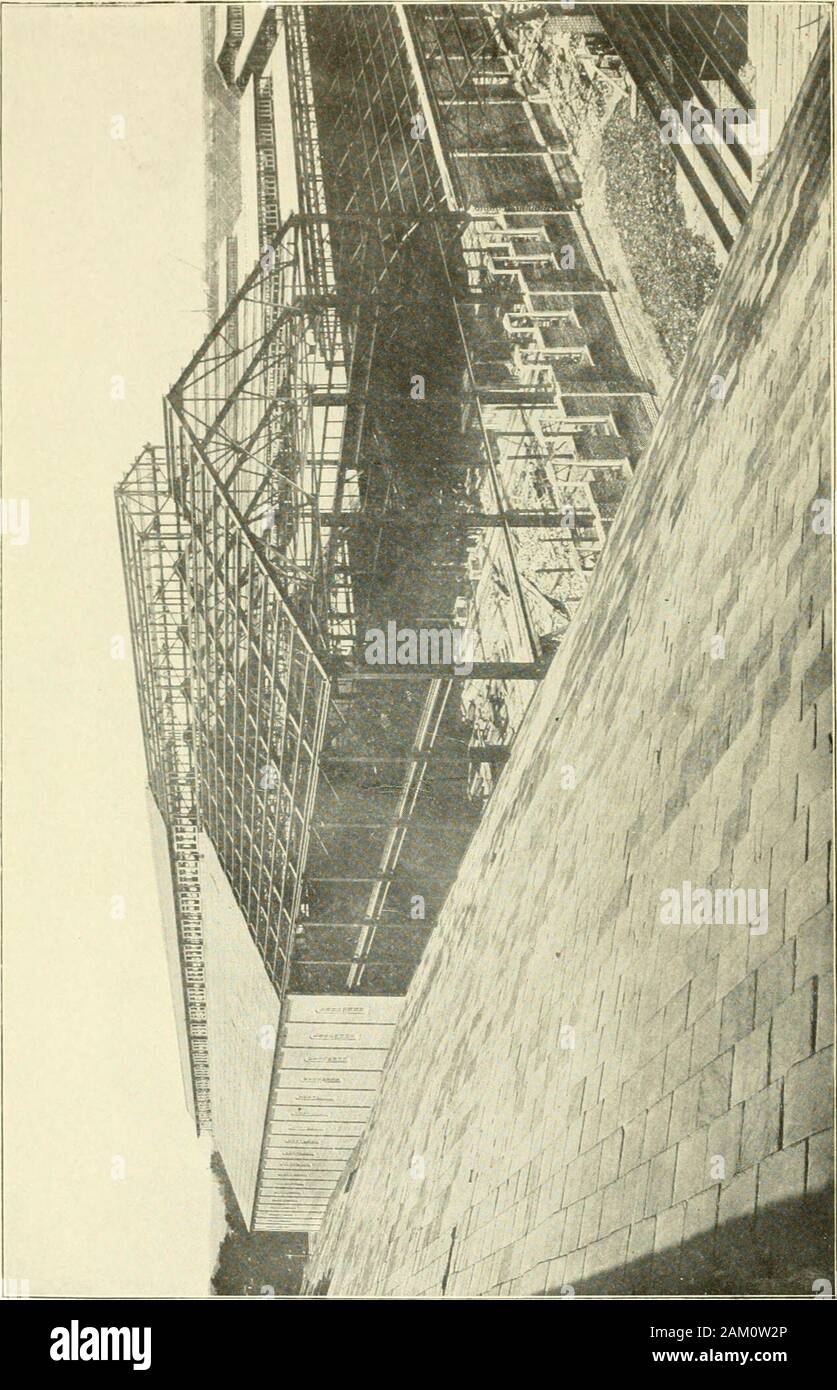 Cyclopedia von Architektur, Tischlerei und Gebäude: Ein allgemeines Nachschlagewerk. ule von Zeichen previouslystated (Art. 29), dass das Moment einer Kraft, die tendenziell zu produzieren Drehung im Uhrzeigersinn ist plus, und dass der eine Kraft, die Toproduce Zähler neigt - Drehung im Uhrzeigersinn ist minus; um aber getthe gleiche Zeichen für das Biegemoment berechnet froirthe, ob rechts oder links, wir das Vorzeichen der Summe der momentswhen von Belastungen und Reaktionen auf der rechten Seite berechnet. Thusfor Abschnitt ein. Ficr. 8, die algebraische Summe der Momente der theforces sind: Wenn von tne Links berechnet, -1.000 X 5 +3,0 Stockfoto