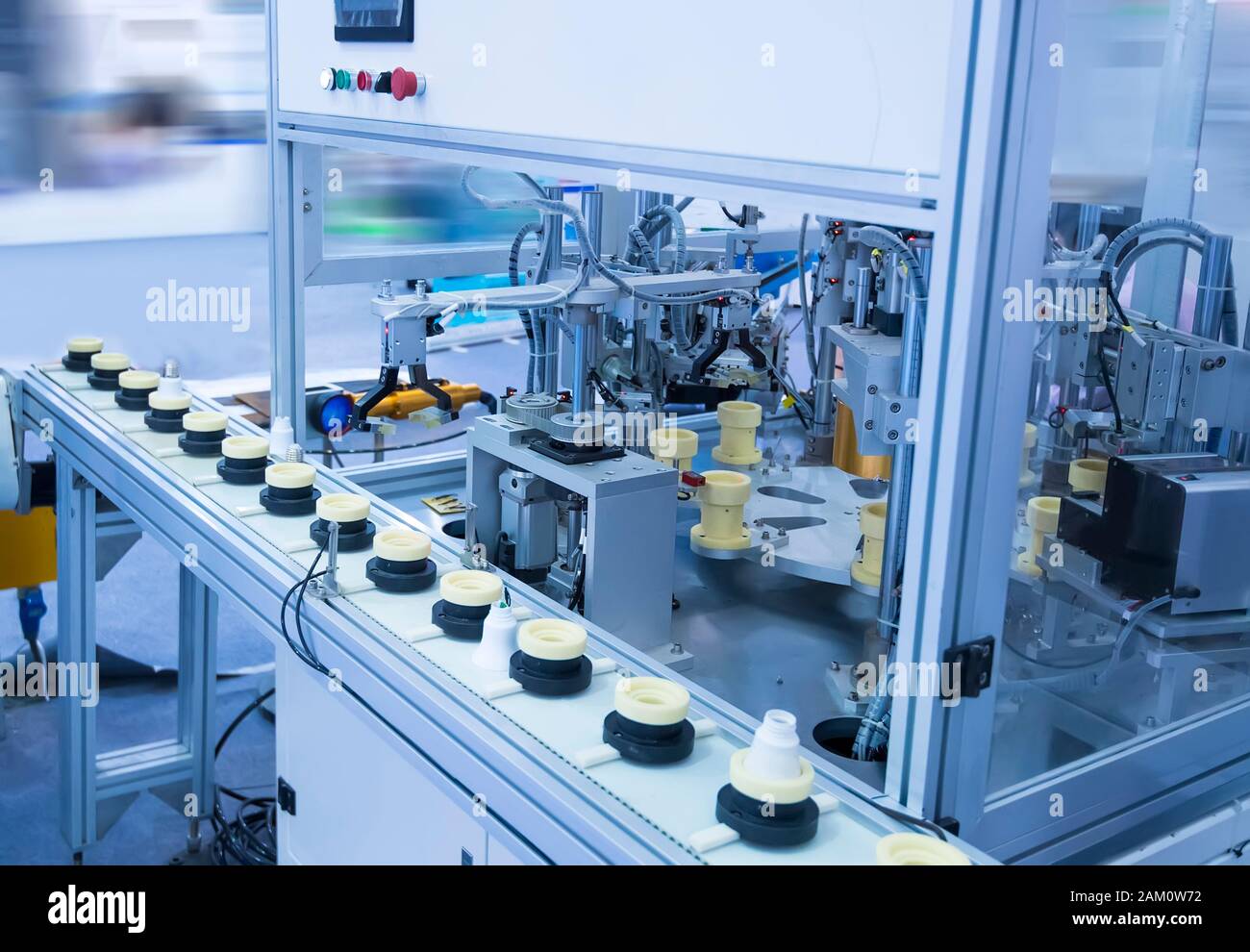 Künstliche Intelligenz Maschine bei der industriellen Fertigung Fabrik der Energiesparlampe Stockfoto