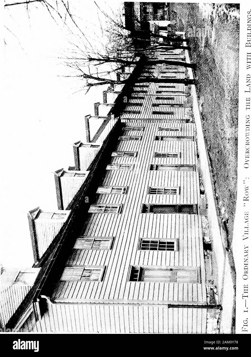 Die Überfüllung und Gehäuse defekt in den ländlichen Bezirken. gewöhnliche Stadt zuhause. In Abb. Ich ist ein Beispiel für Aktionspakete diese Dorf Zeilen, die über - hat das Land voll dargestellt. Diese lose, nur 16 ländliches Wohnen 72 Meter breit, sind an einem Ende durch ein Gebäude, das completelycovered isdivided in sechs so genannte Häuser: eachhouse enthält zwei Zimmer im Erdgeschoss undzwei im Obergeschoss. Am Ende Häuser allein Ofsuch ein Gebäude Licht und Luft onmore als zwei Seiten haben kann, aber leider sind diese Enden sind, im vorliegenden Fall, mit sehr kleinen Fenstern eingerichtet, diese Häuser Sothat sind sehr wenig bet-te Stockfoto