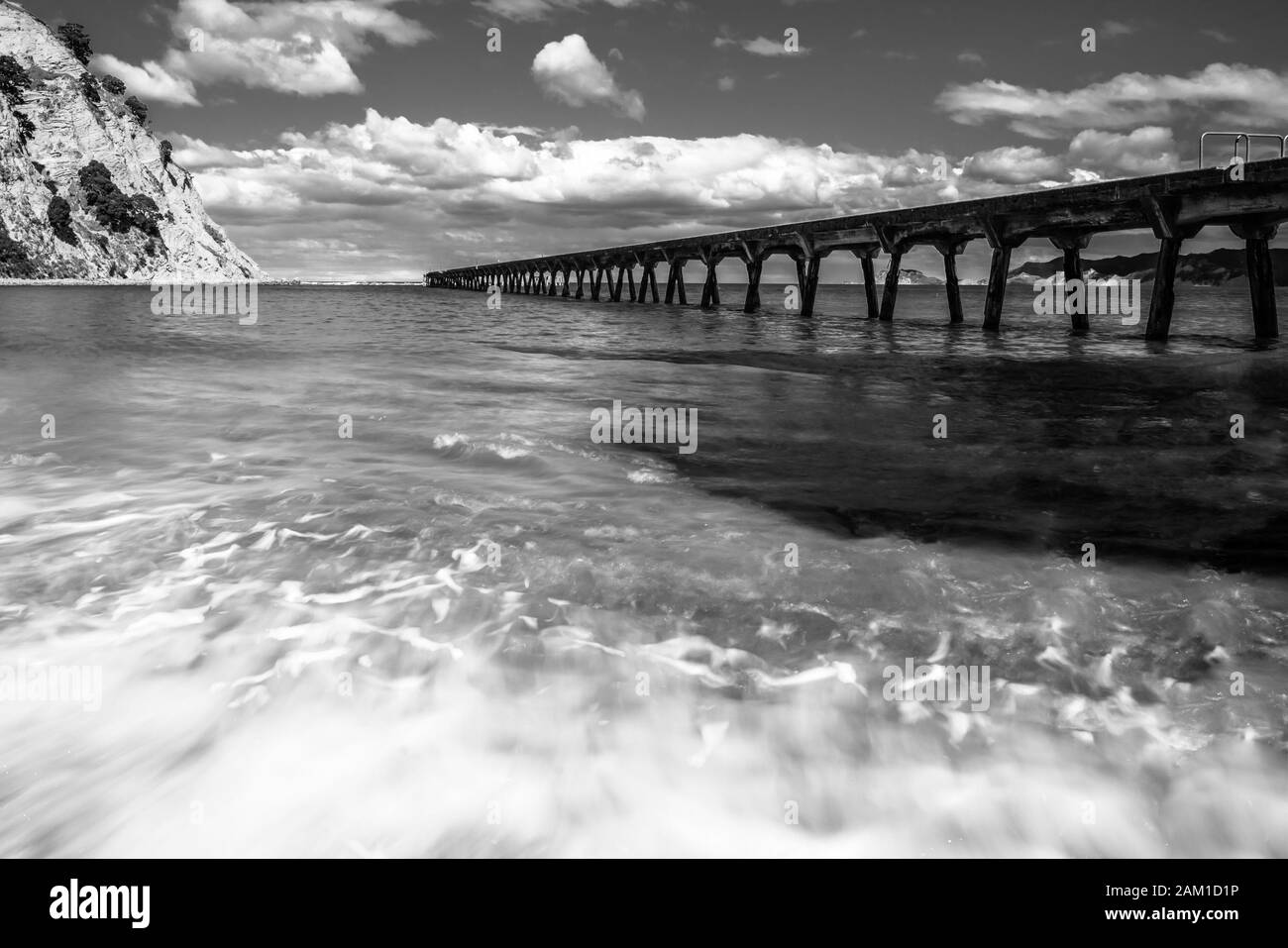 Moody Monochrom lange Belichtung des Tokomaru Bay Pier an einem trübem Tag Stockfoto