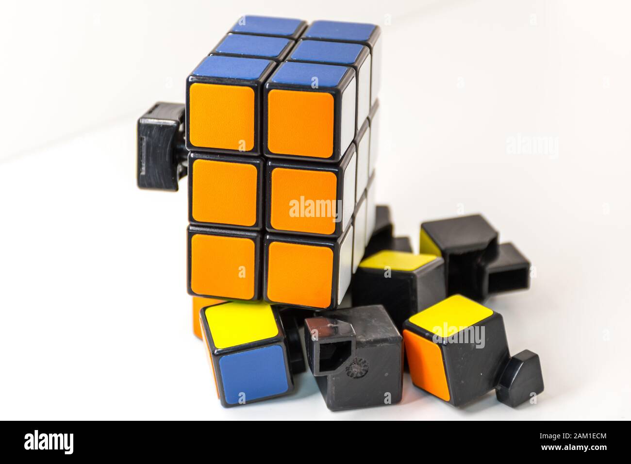 Teile des 3D-Puzzlewürfels zur Problemlösung Stockfoto