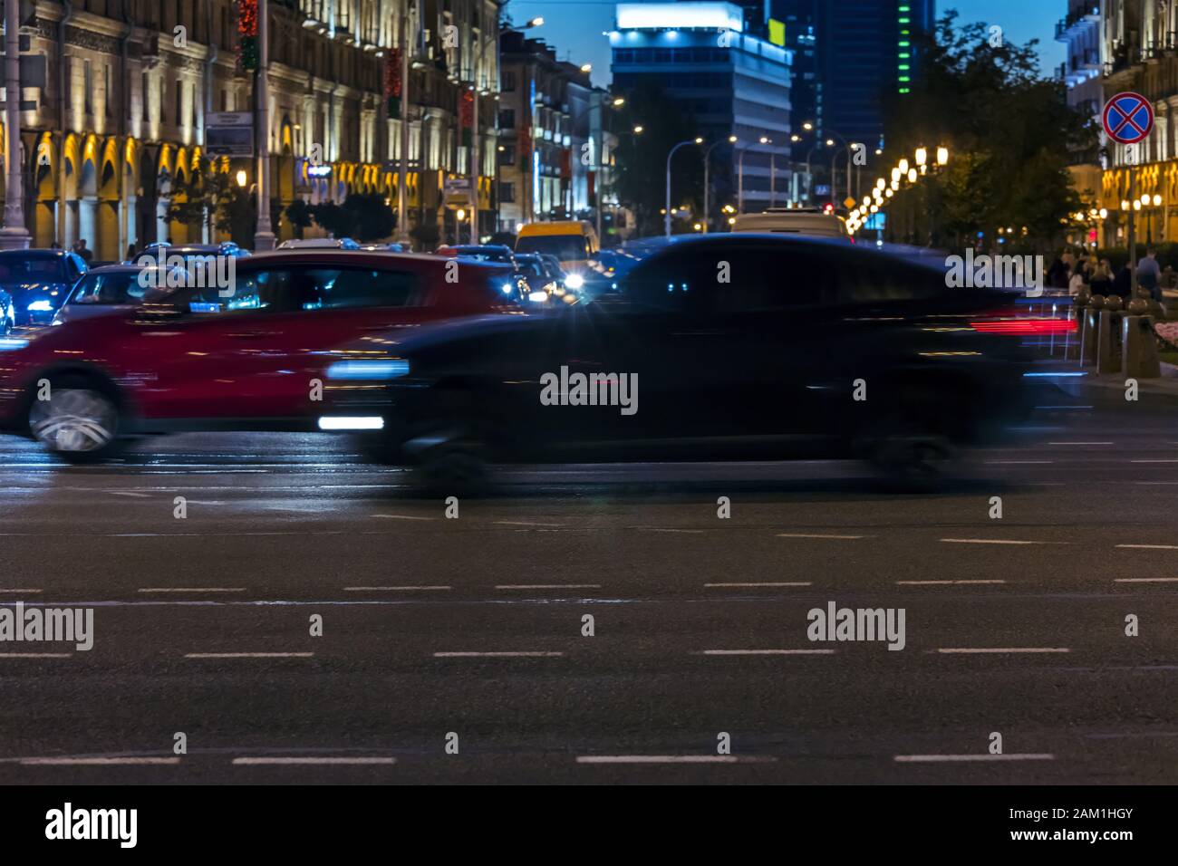 Autoverkehr in der Hauptverkehrszeit auf der Nachtstraße. Bewegungsunschärfe. Leichte Wege Stockfoto