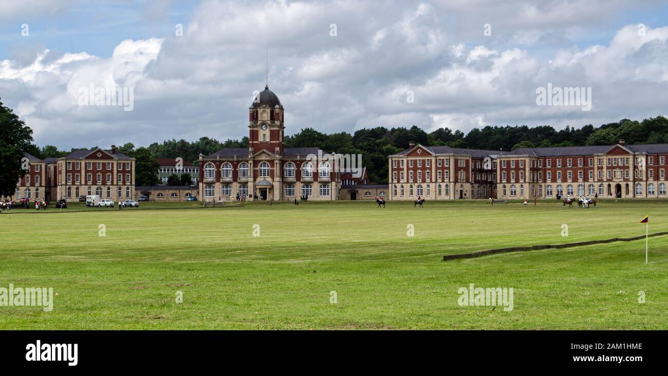 Pferde und Spieler bereiten sich auf ein Spiel auf dem Polofeld vor dem New College der Royal Military Academy in Sandhurst vor. Die Akademie bildet offic aus Stockfoto