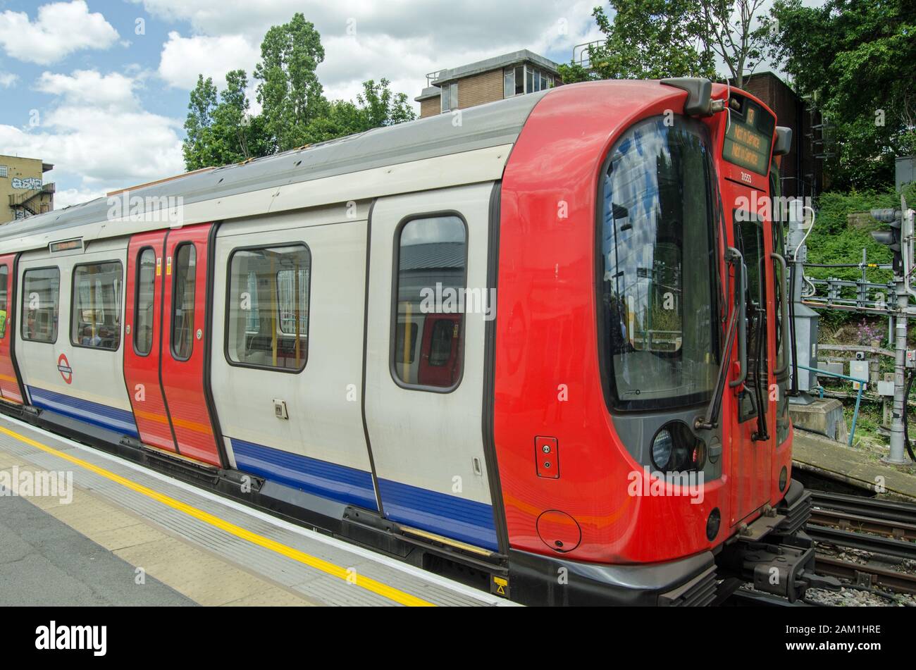 London, Großbritannien - 22. Juni 2019: Führerhaus eines District Line Trains der London Underground. Sonniger Sommernachmittag am Ealing Broadway Station, West Stockfoto