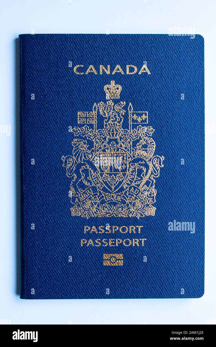 Die vordere Abdeckung des kanadischen Passes auf weißem Hintergrund Stockfoto