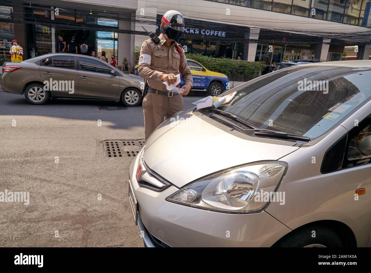 Thailand Polizeioffizier Ausstellung einer Verkehr Karte, Traffic Cop, ein Ticket Stockfoto