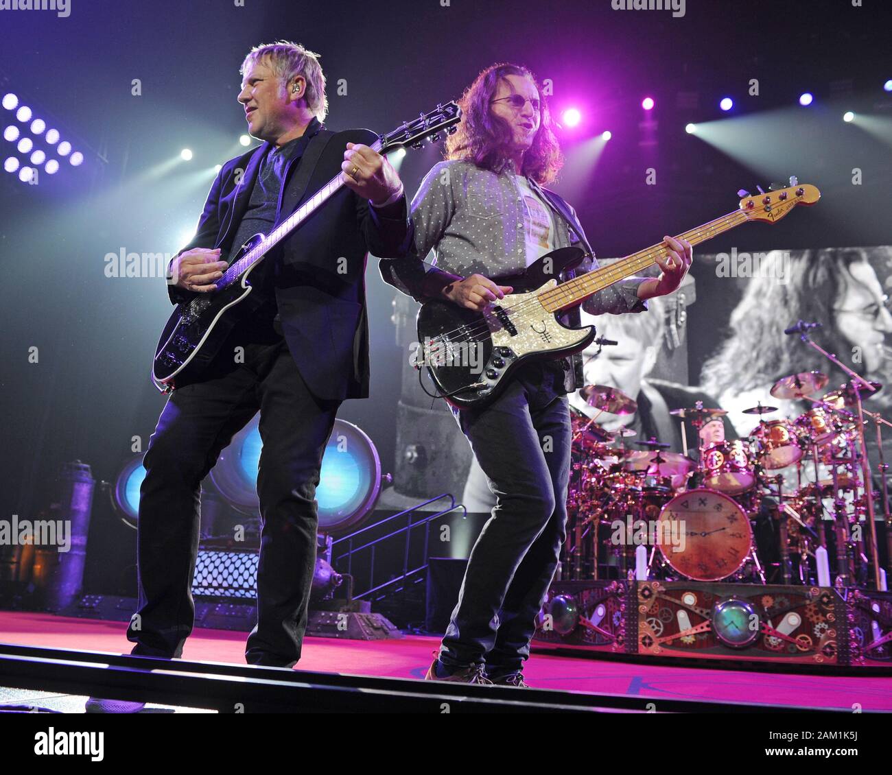 Sunrise, Vereinigten Staaten von Amerika. 27 Apr, 2013. SMG_Alex Lifeson_Geddy Lee_Neil Peart_FL5_BB&T_Rush_042613_21.JPG SUNRISE, FL - 26. April: Alex Lifeson_Geddy Lee von Rush_Neil Peart führt auf dem BB&T Center am 26. April 2013 in Sunrise, Florida. (Credit: Stürme Media Group/Alamy leben Nachrichten Stockfoto