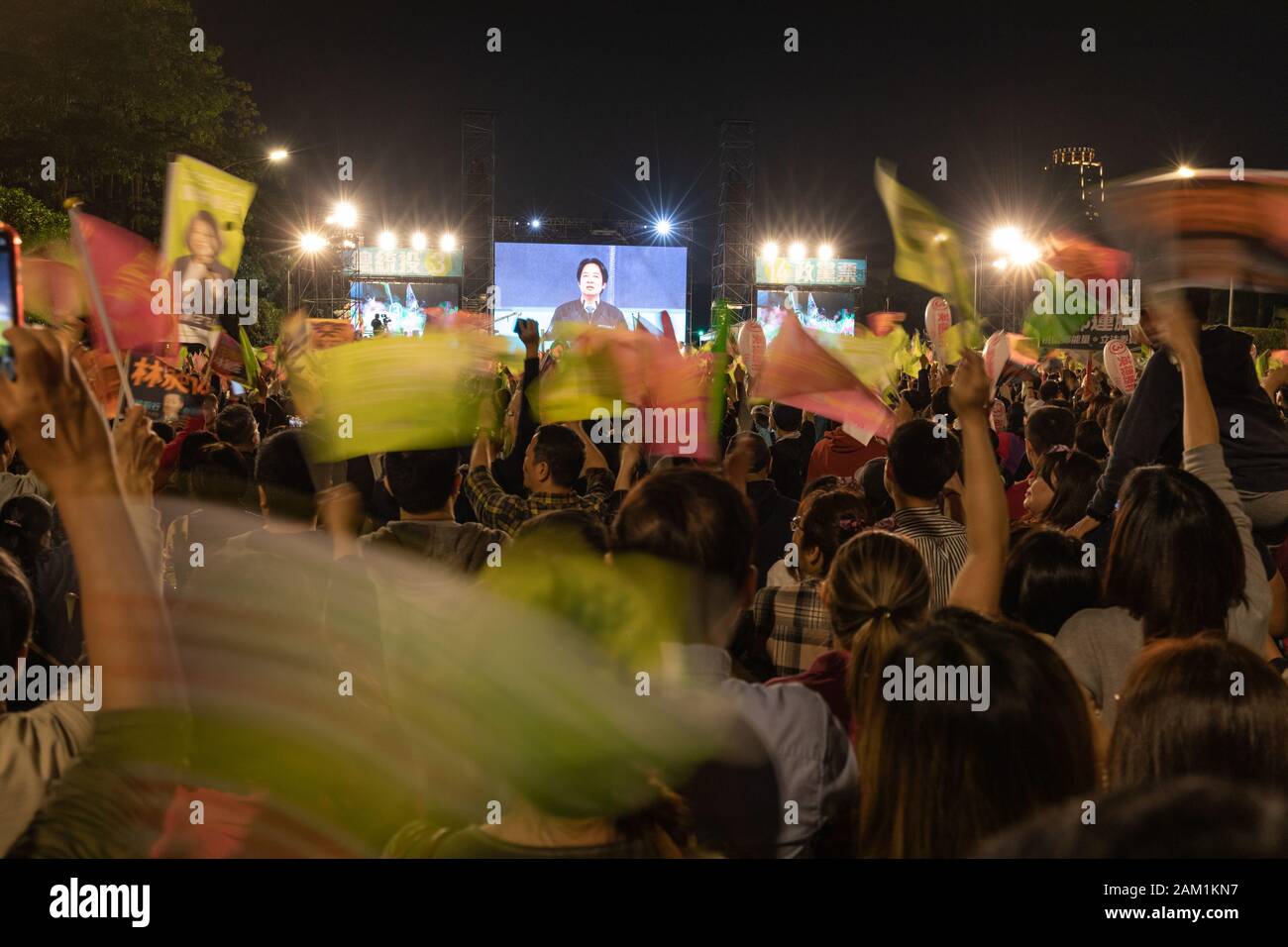 Die Menschen jubeln und Wave Flags als Taiwan Vizepräsidentenanwärter William Tsai erscheint auf einer Leinwand hinter ihm auf der Bühne zu sein und Taiwan Präsident Tsai Ing-Wens Wahl Kundgebung an Ketagalan Boulevard am Jan. 10, 2020, dem Vorabend von Taiwan die Präsidentenwahl 2020., Taipei, Taiwan, 10. Januar 2020 durch Perry Svensson Stockfoto