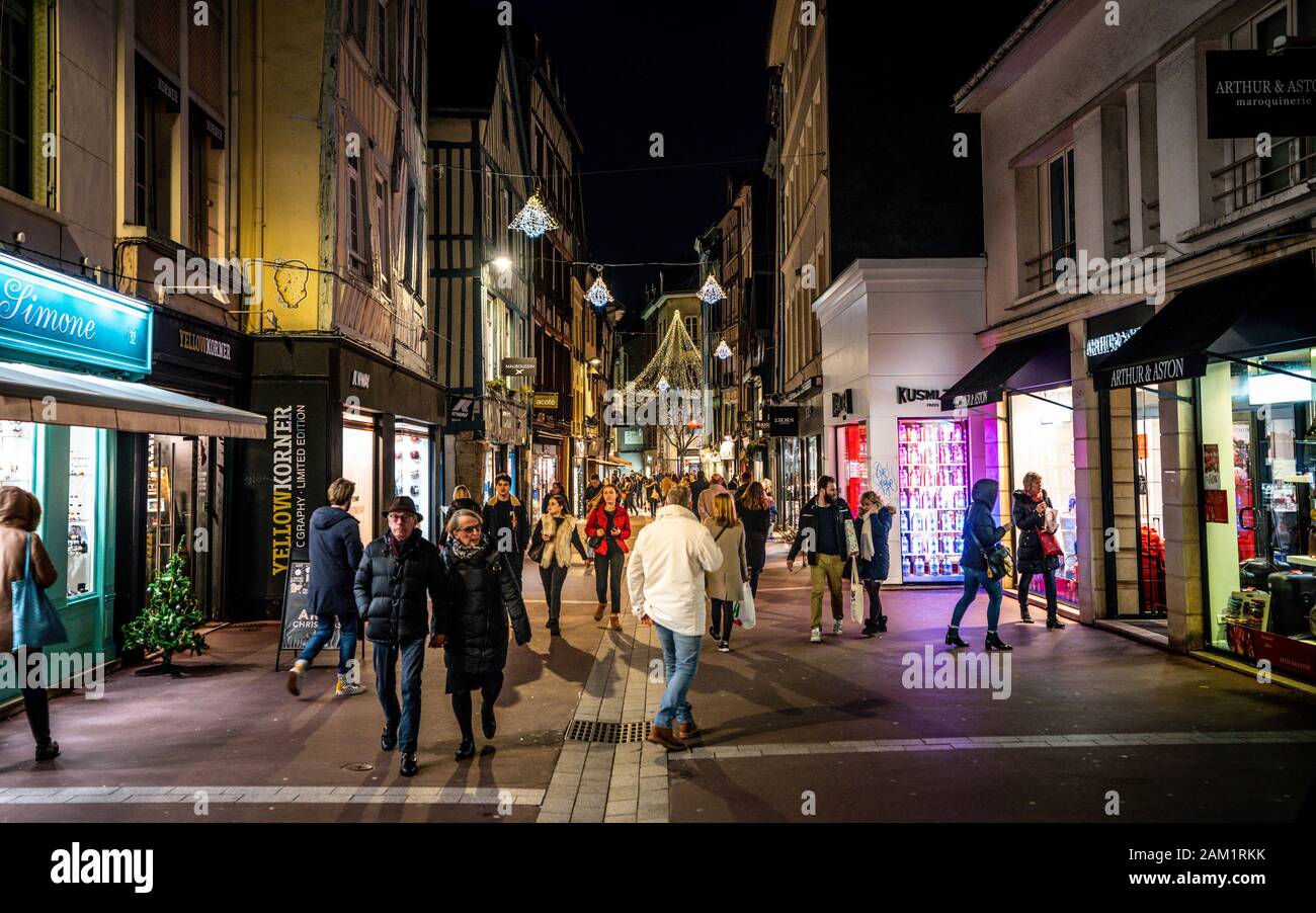 Rouen France, 23. Dezember 2019: Ganterie Fußgänger-Einkaufsstraße Blick in den alten Stadtteil Rouen voller Leute nachts in Rouen Normandie Frankreich Stockfoto