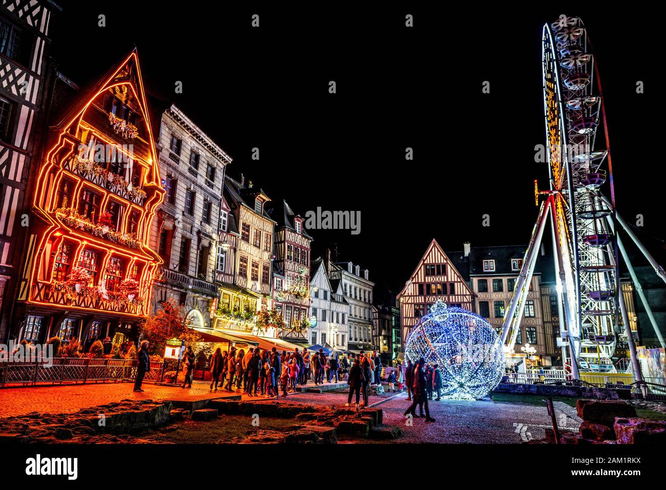 Rouen France, 23. Dezember 2019: Place du Vieux Marche oder alter Marktplatz nachts beleuchtet während der Weihnachtszeit in Rouen Normandie Frankreich Stockfoto