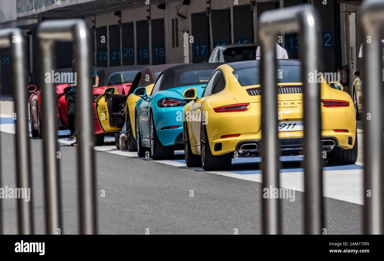Porsche 911 und Boxters reisten für das Rennen an. Stockfoto