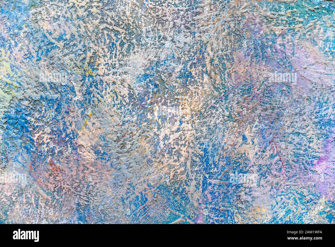Ein Bruchstück der Oberfläche einer modernen, zusammengesetzten, verputzten Wand mit einem grob geprägten Texturmuster, das mit dekorativen abstrakten Farben und Flecken bemalt ist Stockfoto