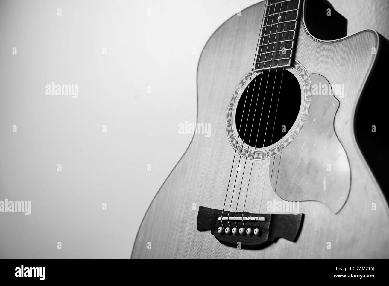 Akustikgitarre im Nahaufnahme auf weißem Hintergrund. Klassische und schöne Akustikgitarre Stockfoto