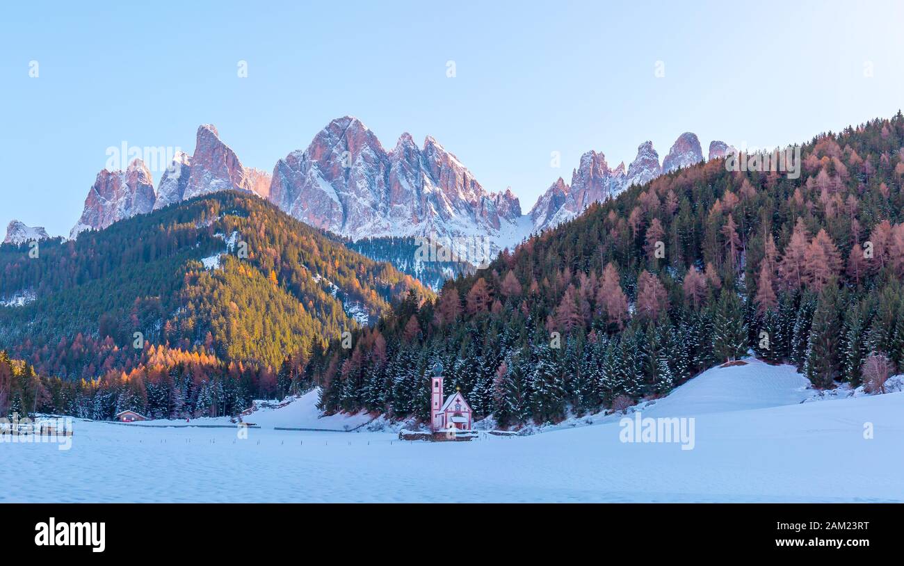 Blick auf die kleine St.-John-Kirche in Ranui und die Berge der Dolmite. Val di Funes. Italien, Südtirol. Europa Stockfoto