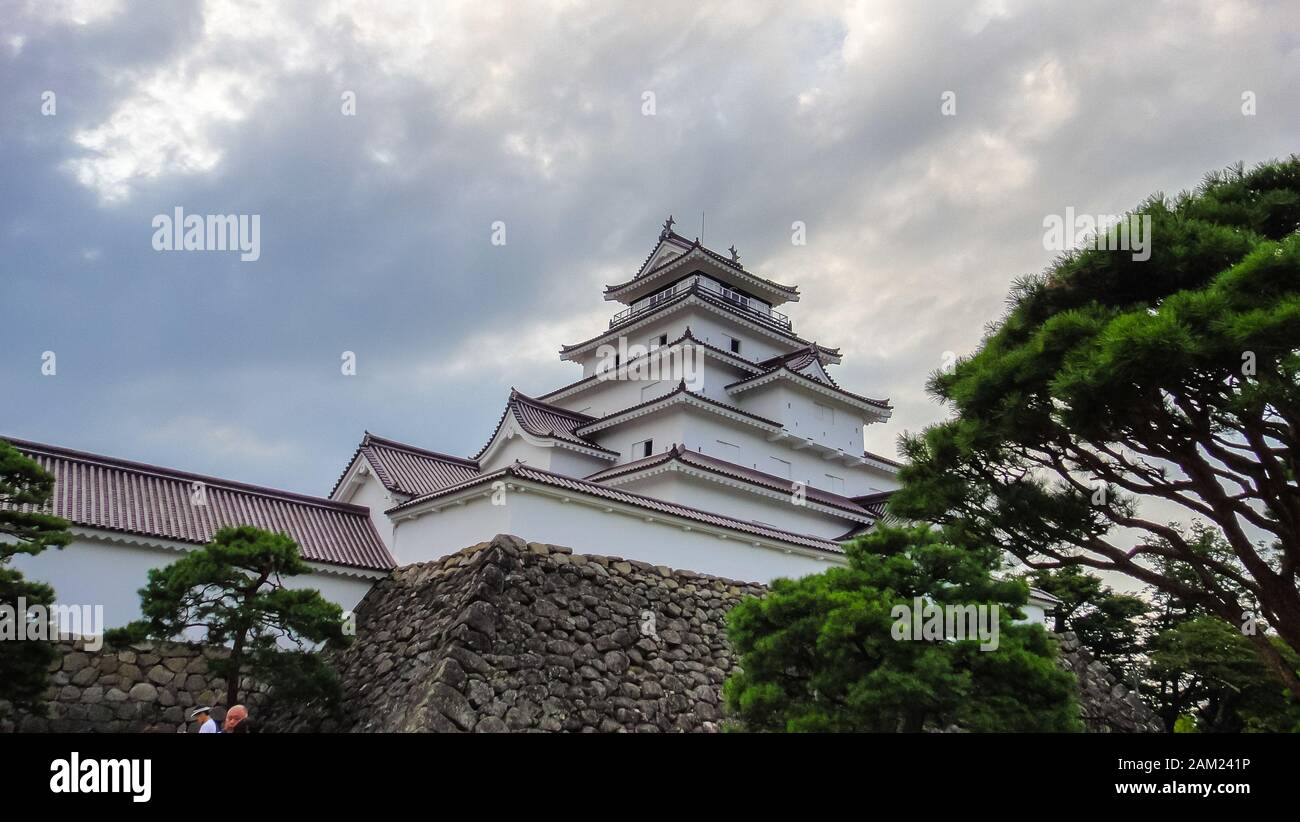 Burg Aizu-Wakamatsu, alias Burg Tsuruga. Eine Betonnachbildung einer traditionellen japanischen Burg, im Zentrum der Stadt Aizuwakamatsu, in Fukushi Stockfoto