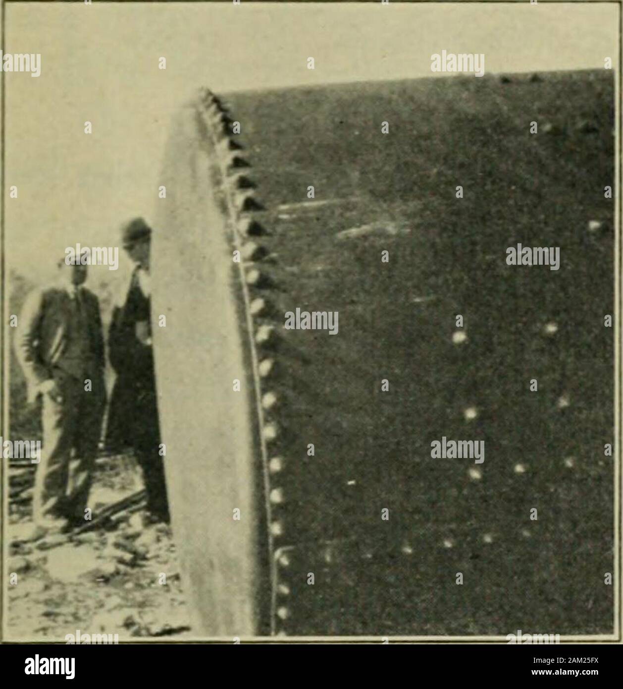 Die Lokomotive. lustration, die den Kopf, dass wasleft intakt durch die Explosion. Am Morgen der Unfall ein kurzes Knacken erschien an theknuckle eines Kopfes Flansch. Druck war ofT sofort ergriffen und therepair Gang set Schweißen der Riss zu arbeiten. Nach einem Test für tightnesspressure wurde wieder auf, und der Tank dauerte den ganzen Nachmittag ohne Anzeichen ofleakage gedreht. Das Beenden von Pfeifen hadsounded und Handwerker waren Punch-out-ing auf einer Uhr in theshanty Wenn die tragischen accidentoccurred. Eine Untersuchung des Kopfes re- vealed, dass mit Ausnahme der Ort, wo die WIR Stockfoto