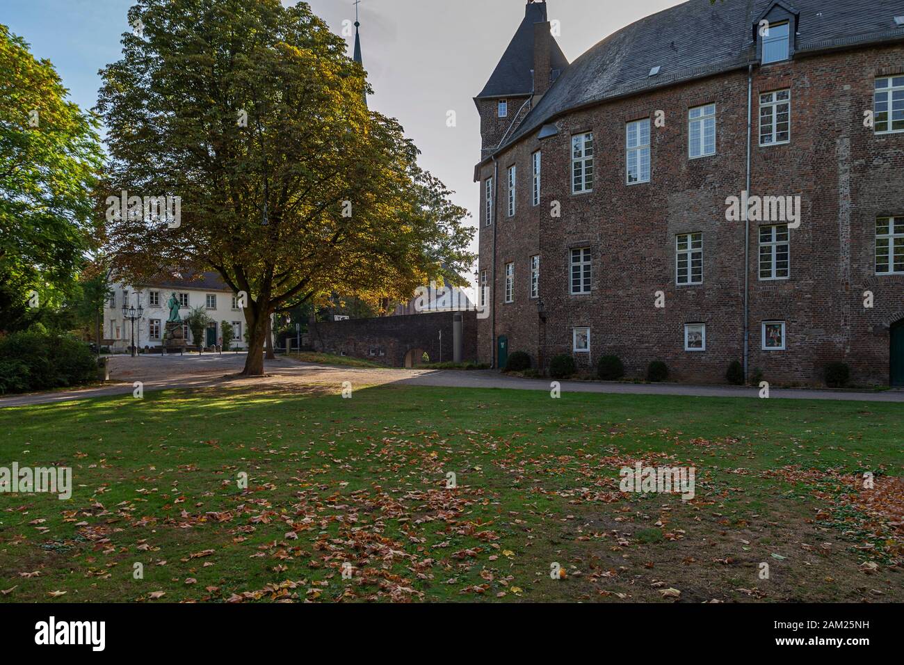Moers - Blick auf die Burg Moers, wiich ist um 1200 erbaut und die Burg Moers ist das älteste bekannte Gebäude in Moers, Nordrhein-Westfalen, Deutschland, Moers, Stockfoto