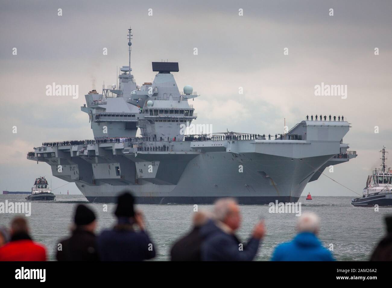 HMS Prince of Wales, zweite Königin Elisabeth die Royal Navy-Klasse Flugzeugträger, Segel in Portsmouth Naval Base zum ersten Mal diese afternoo Stockfoto