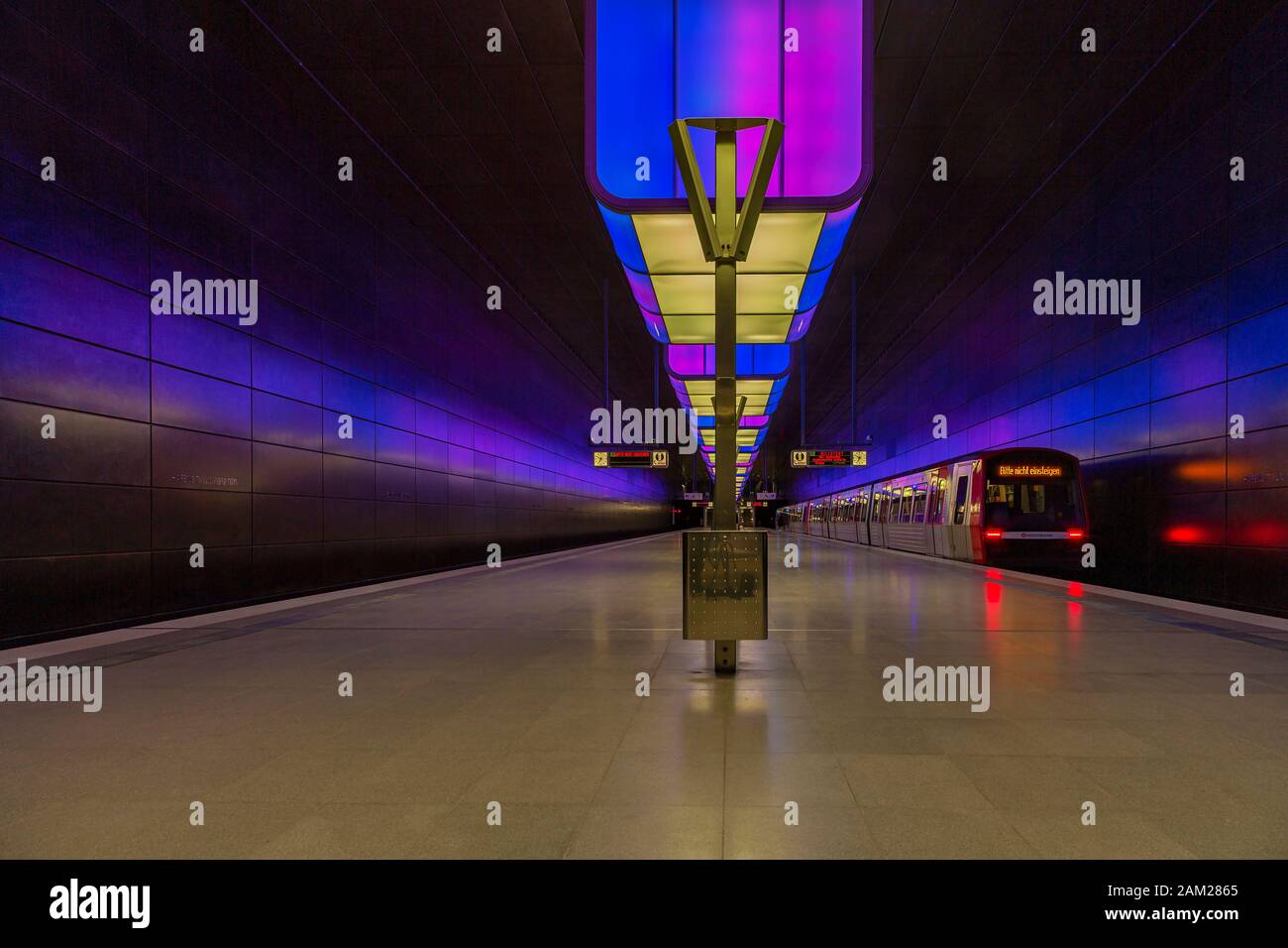 Hamburg - Blick auf den beleuchteten U-Bahnhof Universität (deutsch: Gebissen nicht einsteigen) Hamburg, Deutschland, Hamburg, 26.04.2018 Stockfoto