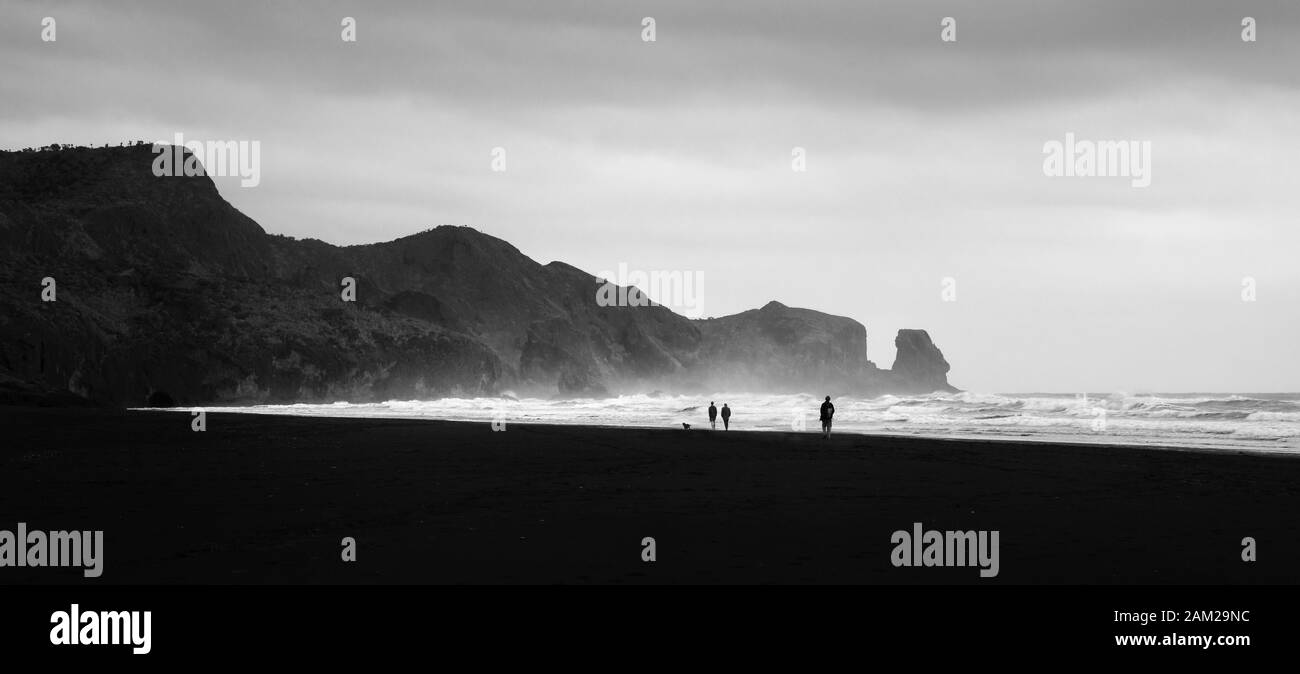 Menschen gehen der Hund bei Te Henga (Bethells Beach), West Auckland, Neuseeland Stockfoto