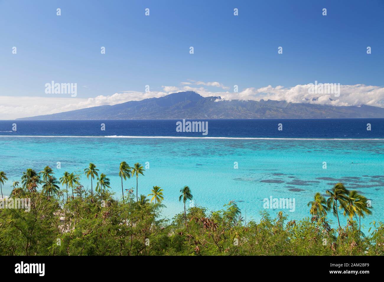 Lagune mit Tahiti im Hintergrund, Moorea, Gesellschaftsinseln, Französisch-Polynesien Stockfoto